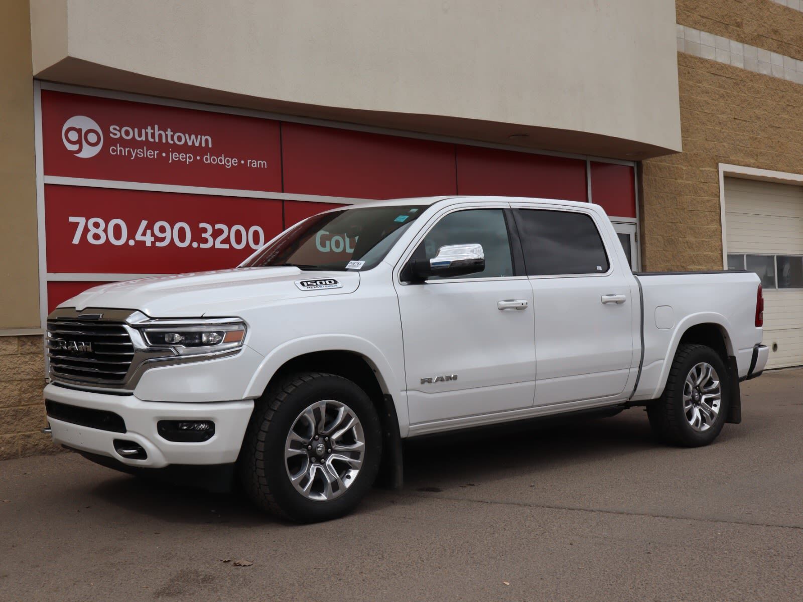 2023 Ram 1500 LONGHORN IN IVORY PEARL EQUIPPED WITH A 5.7L HEMI 