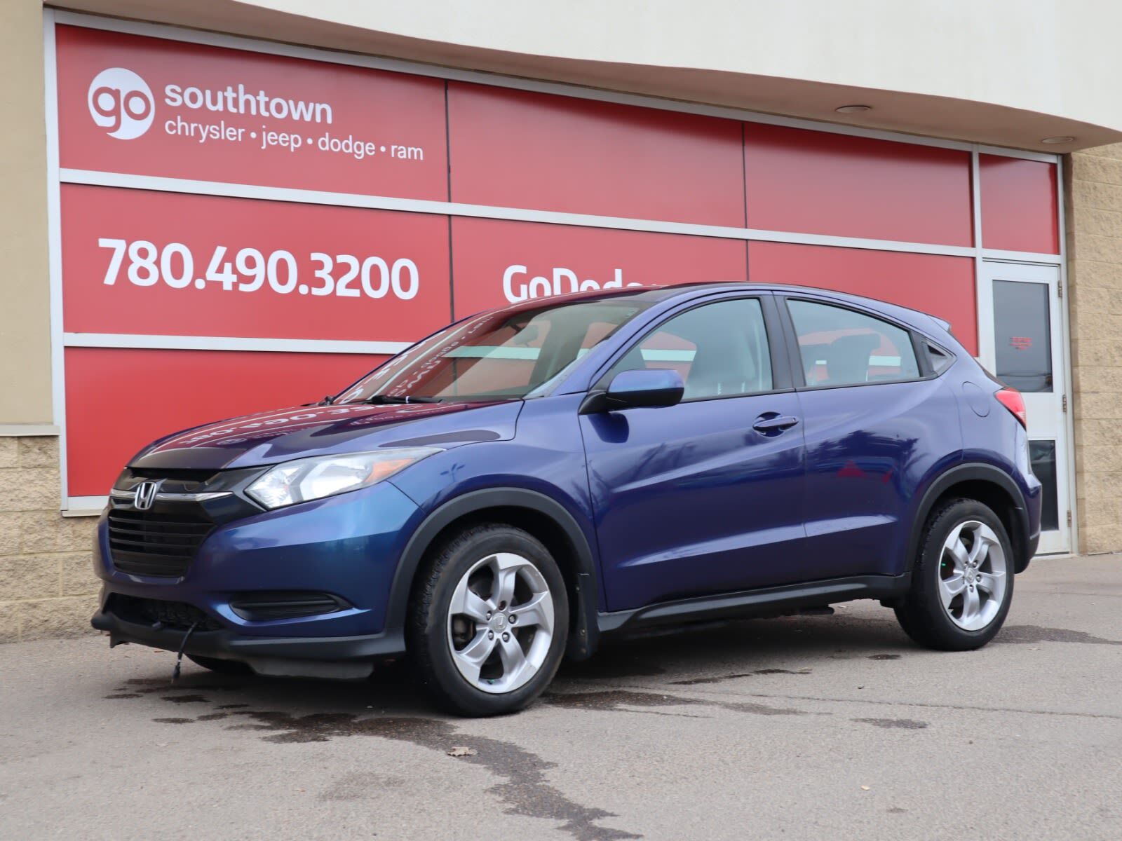 2017 Honda HR-V LX IN BLUE EQUIPPED WITH A FUEL EFFICIENT 141HP 1.