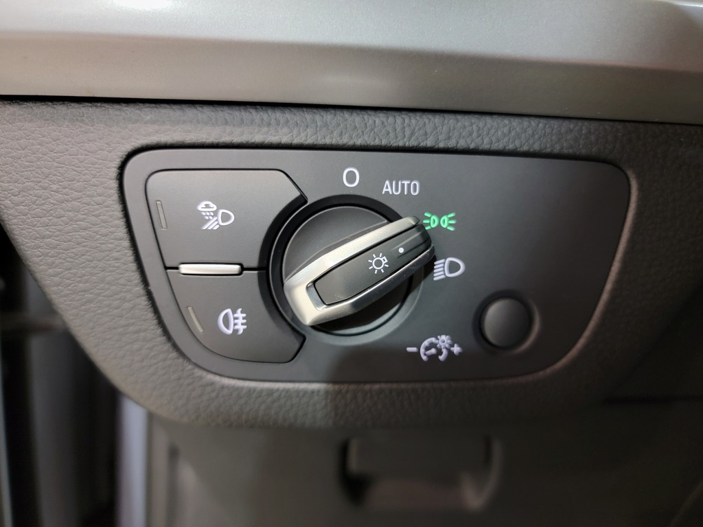 Audi Q5 2020 Climatisation, Mirroirs électriques, Sièges électriques, Vitres électriques, Régulateur de vitesse, Sièges chauffants, Intérieur cuir, Verrouillage électrique, Mémoires de sièges, Bluetooth, caméra-rétroviseur, Commandes de la radio au volant