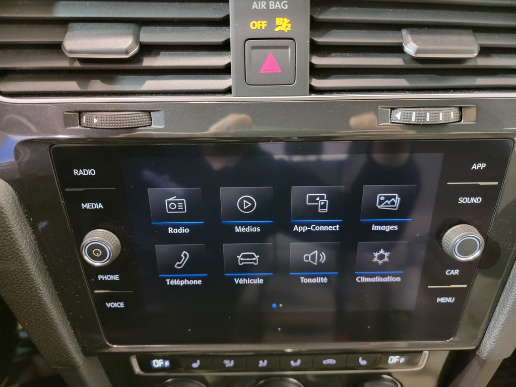 Volkswagen E-Golf 2019 Climatisation, Mirroirs électriques, Vitres électriques, Sièges chauffants, Intérieur cuir, Verrouillage électrique, Régulateur de vitesse, Miroirs chauffants, Bluetooth, Prise auxiliaire 12 volts, caméra-rétroviseur, Commandes de la radio au volant