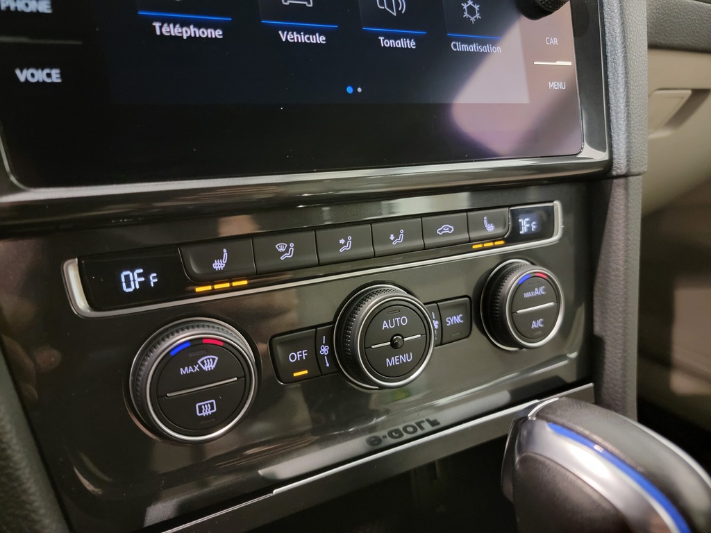 Volkswagen E-Golf 2019 Climatisation, Mirroirs électriques, Vitres électriques, Sièges chauffants, Intérieur cuir, Verrouillage électrique, Régulateur de vitesse, Miroirs chauffants, Bluetooth, Prise auxiliaire 12 volts, caméra-rétroviseur, Commandes de la radio au volant