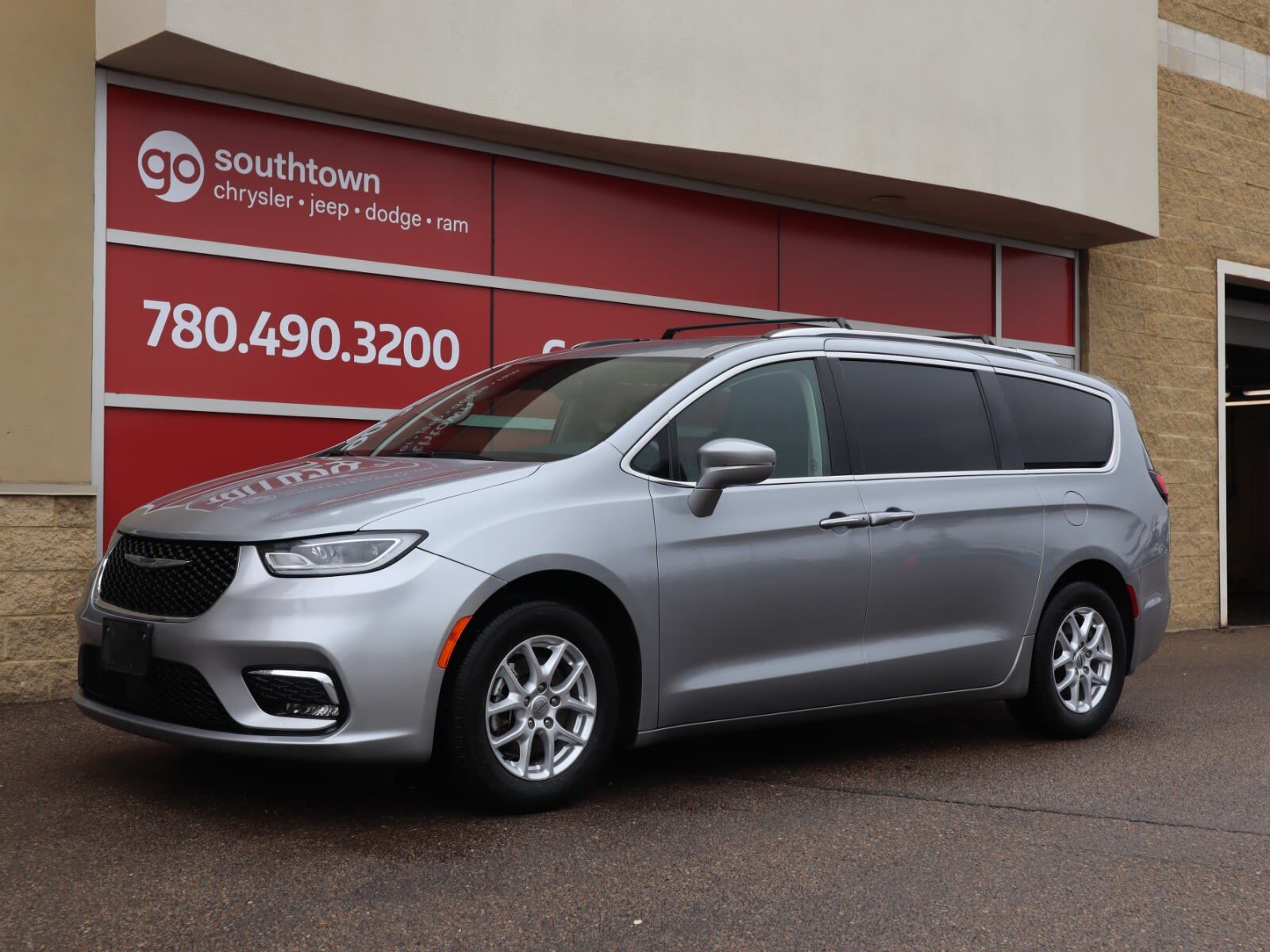 2021 Chrysler Pacifica  TOURING-L IN BILLET SILVER EQUIPPED WITH A 3.6L V