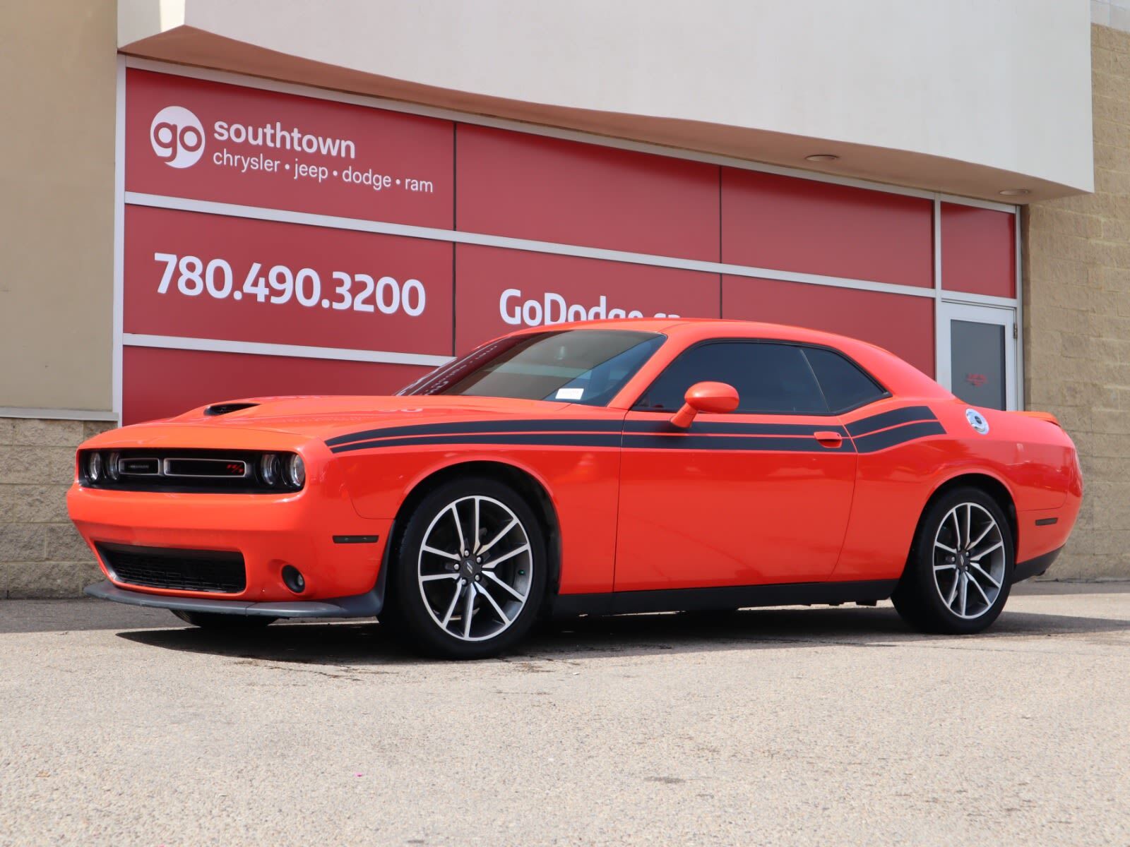 2020 Dodge Challenger R/T IN GO MANGO EQUIPPED WITH A 5.7L HEMI V8 , RWD