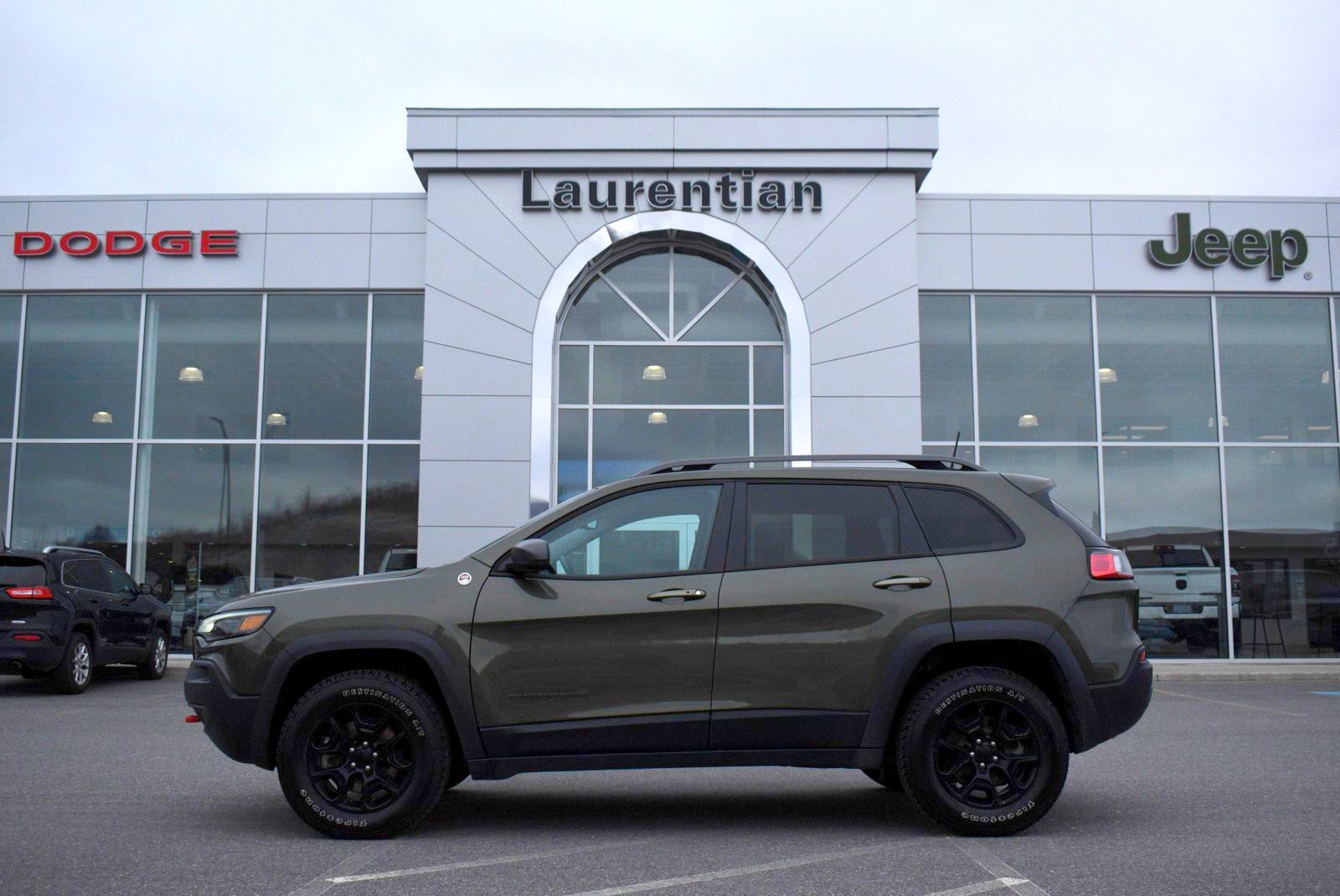 2021 Jeep Cherokee Trailhawk - 4WD! HEATED SEATS ! FACTORY TOW !