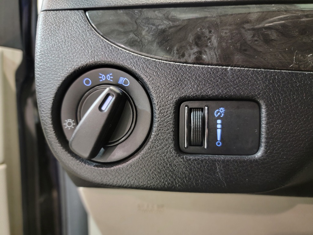 Dodge Grand Caravan 2016 Air conditioner, CD player, Electric mirrors, Electric windows, Electric lock, Speed regulator, Heated mirrors, Third row seat, , Steering wheel radio controls