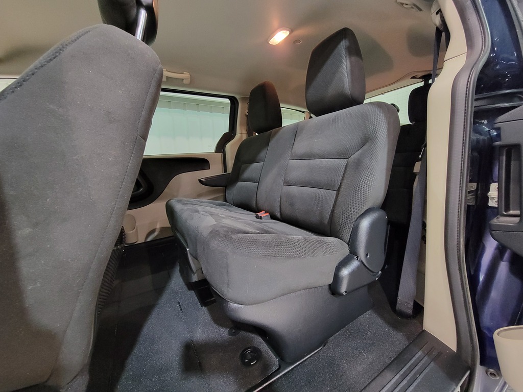 Dodge Grand Caravan 2016 Air conditioner, CD player, Electric mirrors, Electric windows, Electric lock, Speed regulator, Heated mirrors, Third row seat, , Steering wheel radio controls