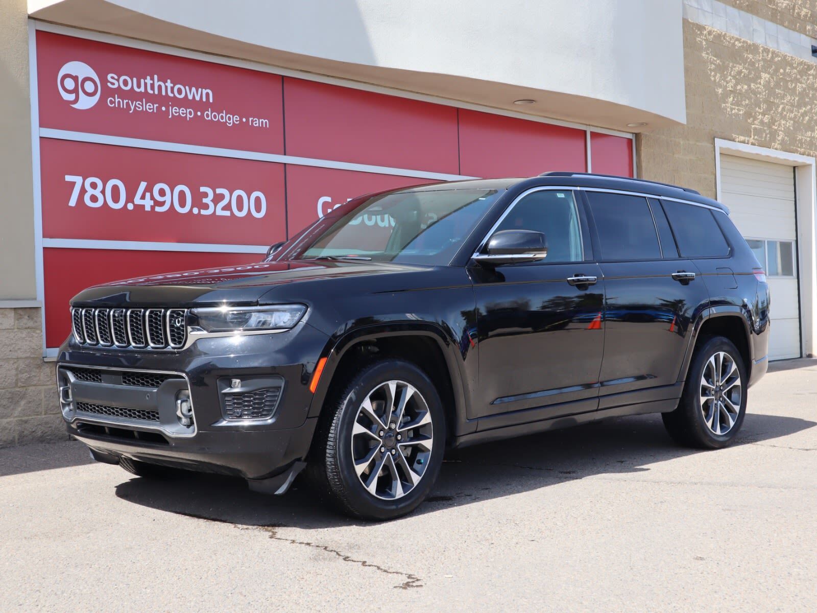 2021 Jeep Grand Cherokee L OVERLAND IN DIAMOND BLACK EQUIPPED WITH A 3.6L V6 