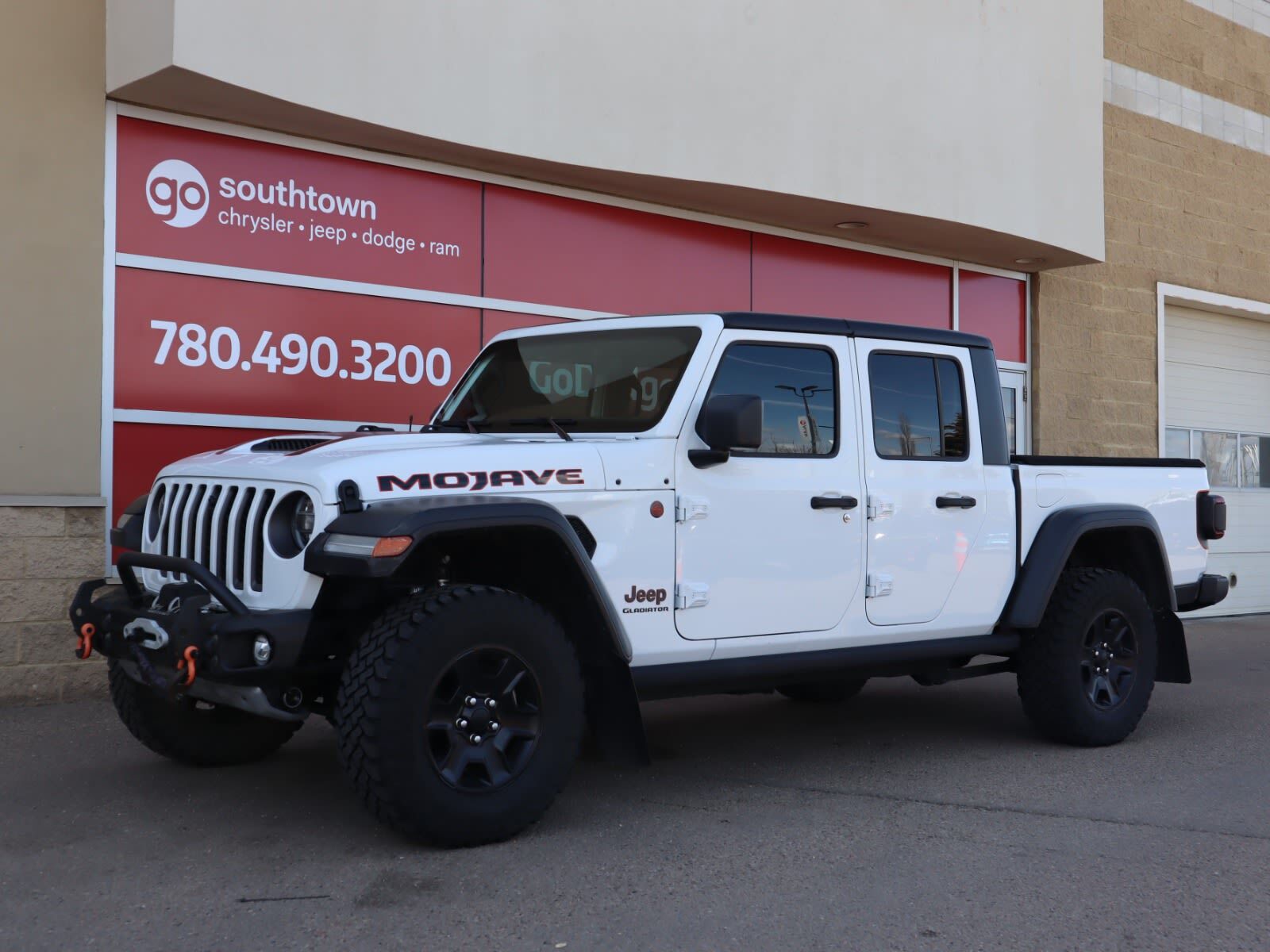 2021 Jeep Gladiator MOJAVE IN BRIGHT WHITE EQUIPPED WITH A 3.6L V6 , 4