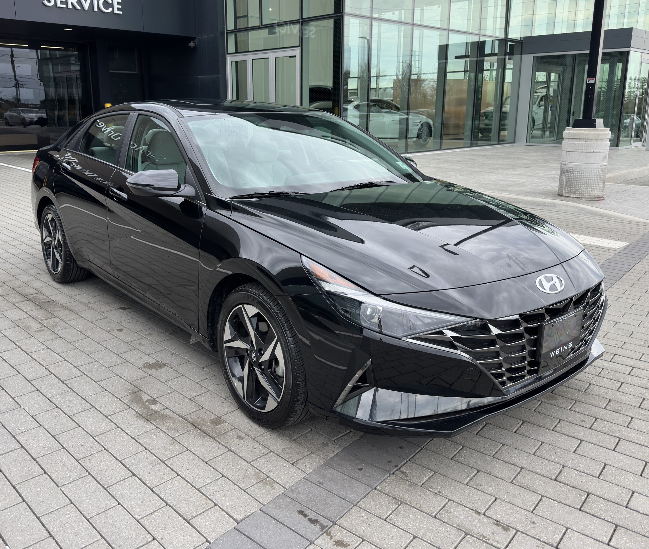 2023 Hyundai Elantra Luxury w/Two-Tone Interior HYUNDAI EXECUTIVE DEMO