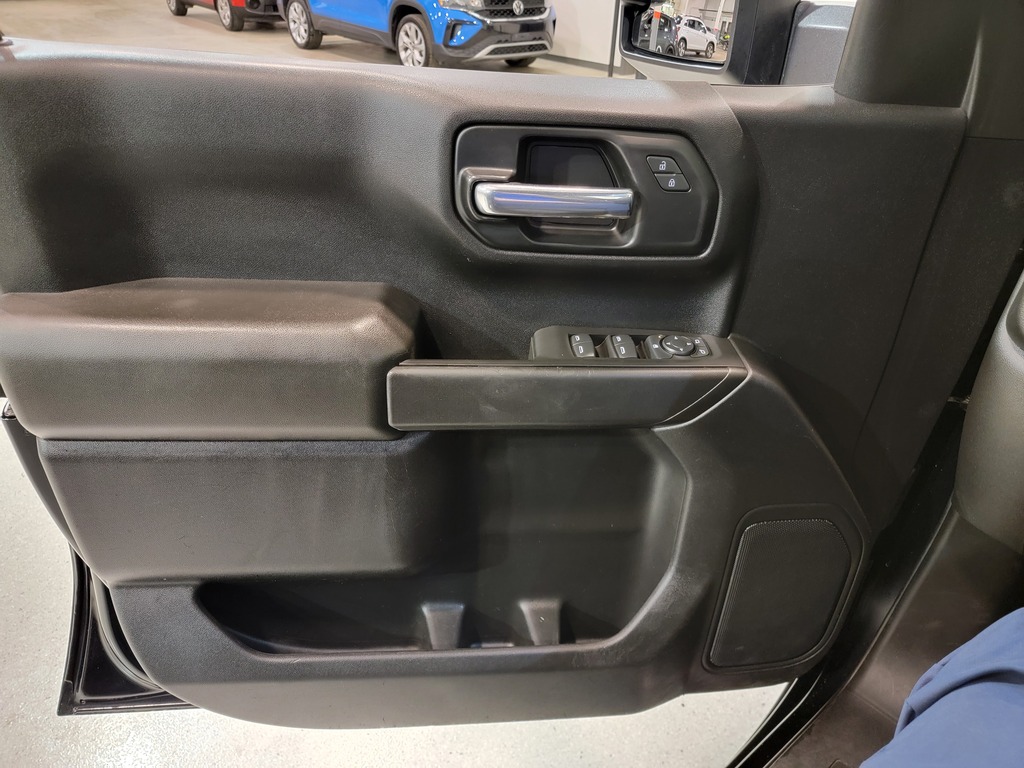 Chevrolet Silverado 1500 2021 Air conditioner, Electric mirrors, Electric windows, Speed regulator, Electric lock, Bluetooth, Steering wheel radio controls