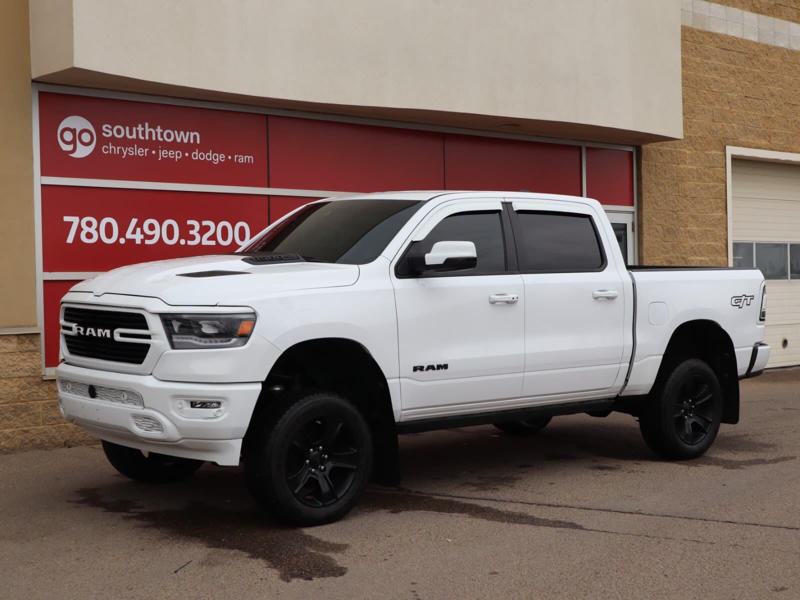 2021 Ram 1500 SPORT IN BRIGHT WHITE EQUIPPED WITH A 5.7L HEMI V8