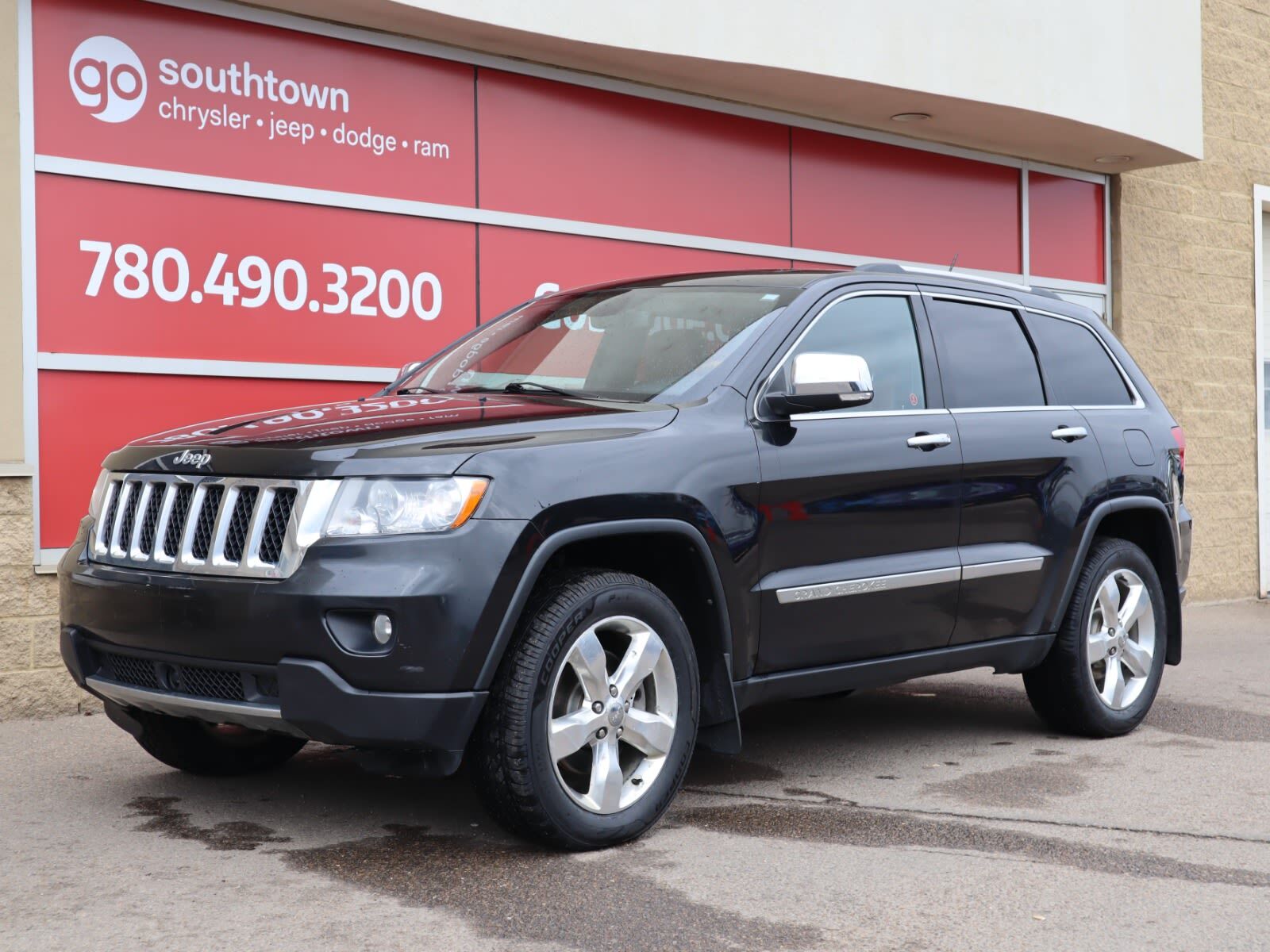 2013 Jeep Grand Cherokee OVERLAND IN BLACK EQUIPPED WITH A 5.7L HEMI V8 , 4