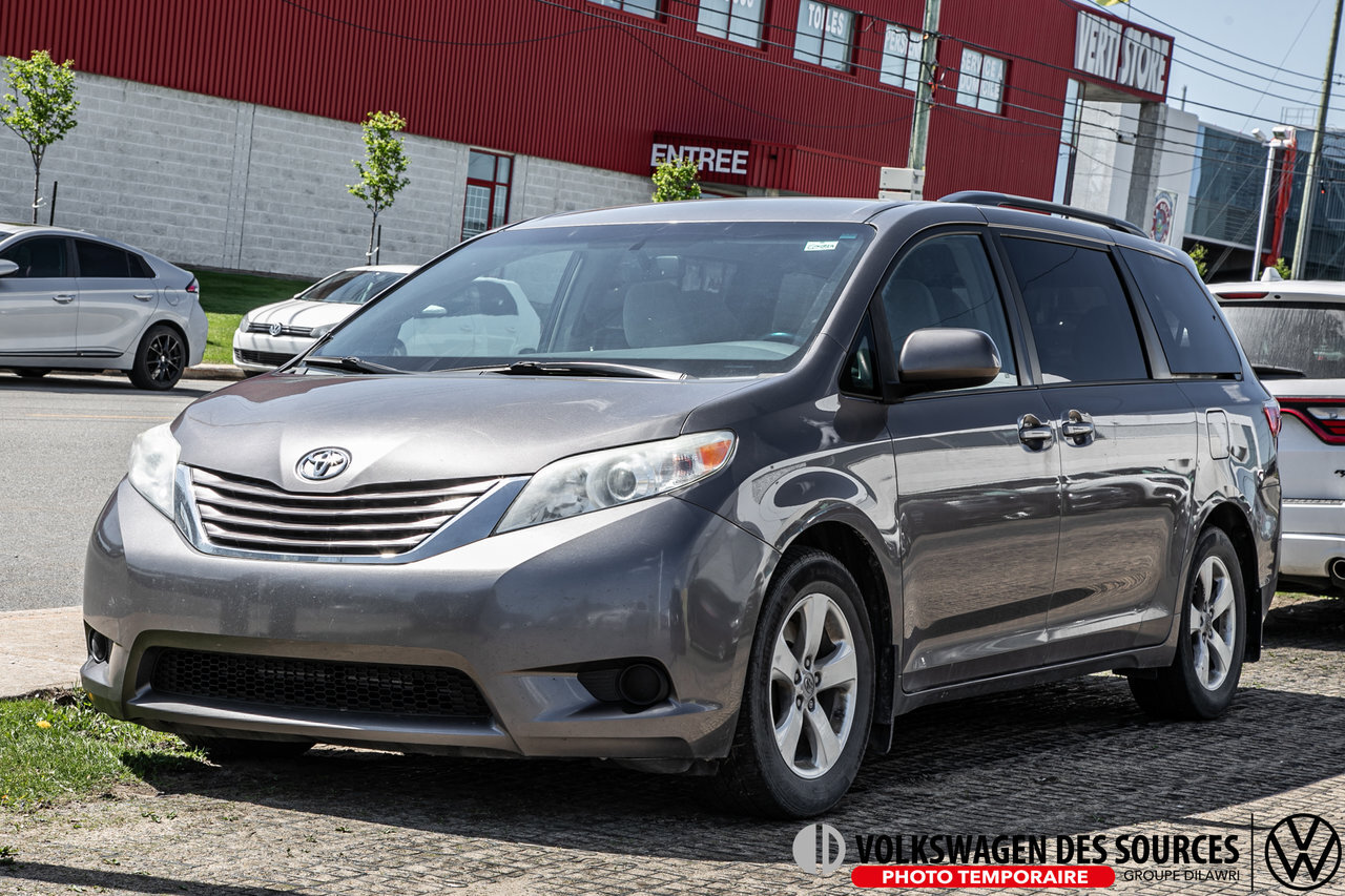 2015 Toyota Sienna LE 8 PASSAGERS V6 LE! Electric Door ! A/C ! Mags /