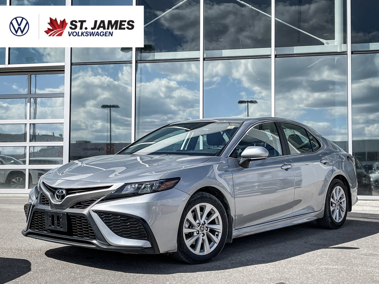 2023 Toyota Camry SE | LOW KMs! | CLEAN CARFAX | ONE OWNER |