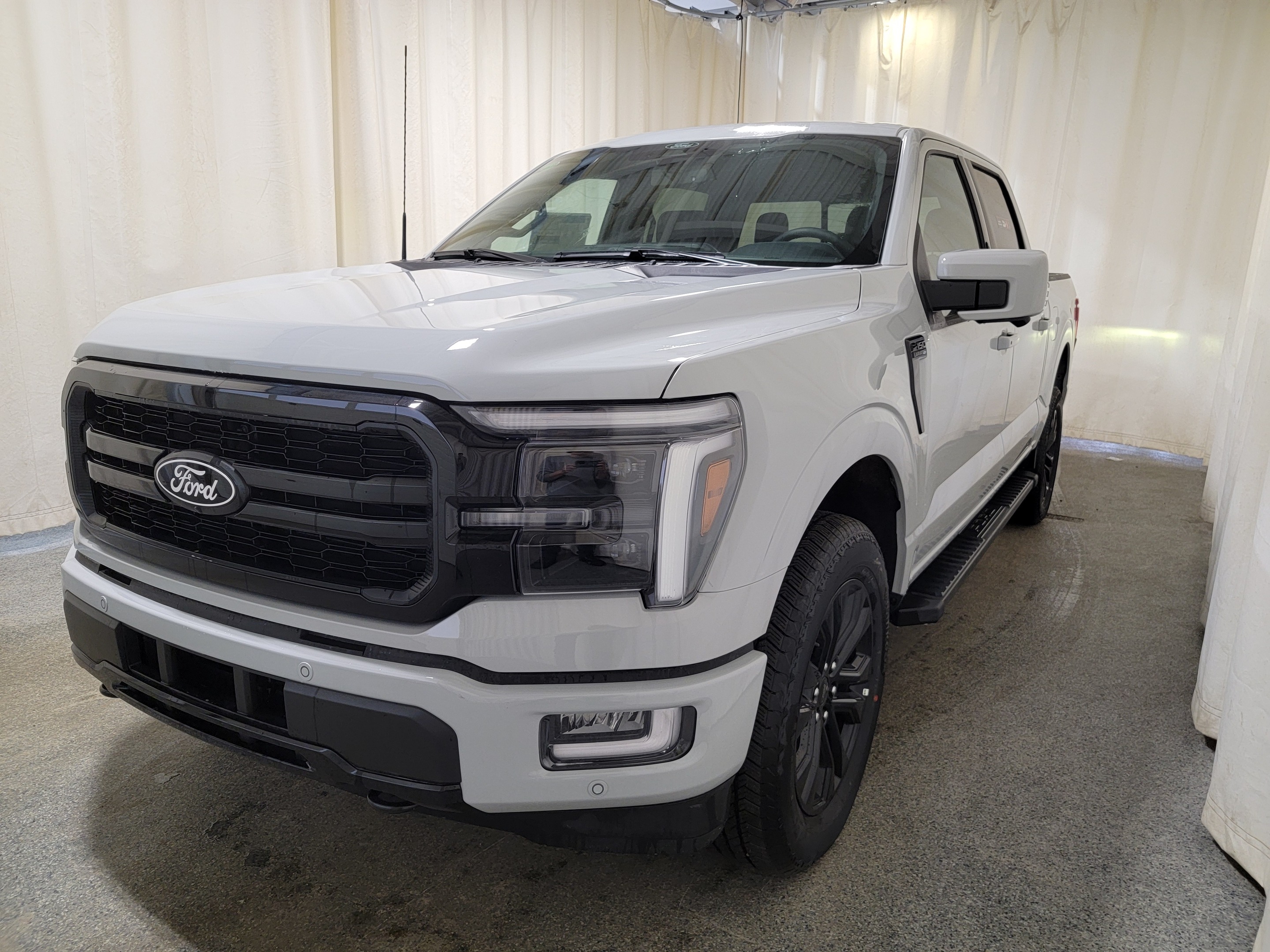 2024 Ford F-150 LARIAT W/ BLACK APPEARANCE PACKAGE 
