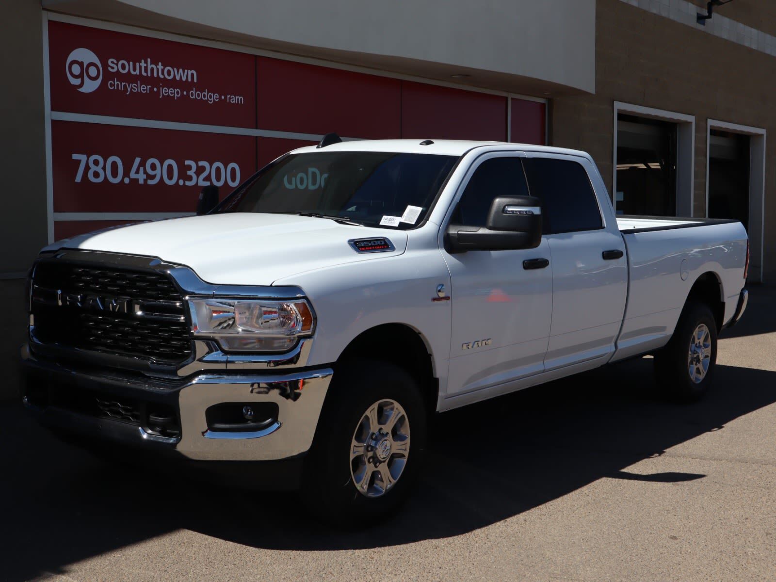 2024 Ram 3500 BIG HORN IN BRIGHT WHITE EQUIPPED WITH A 6.7L CUMM