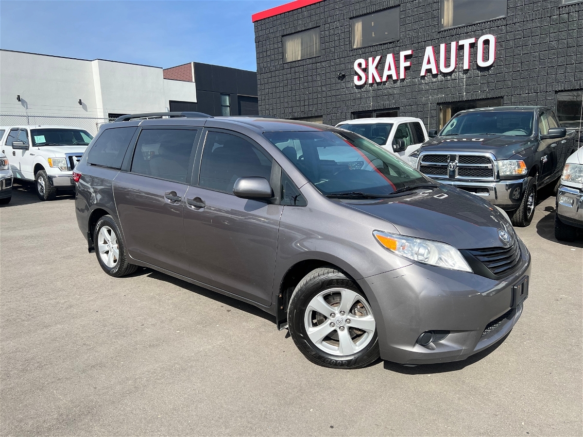 2017 Toyota Sienna 7 PASSENGER! LE! ONE OWNER! 