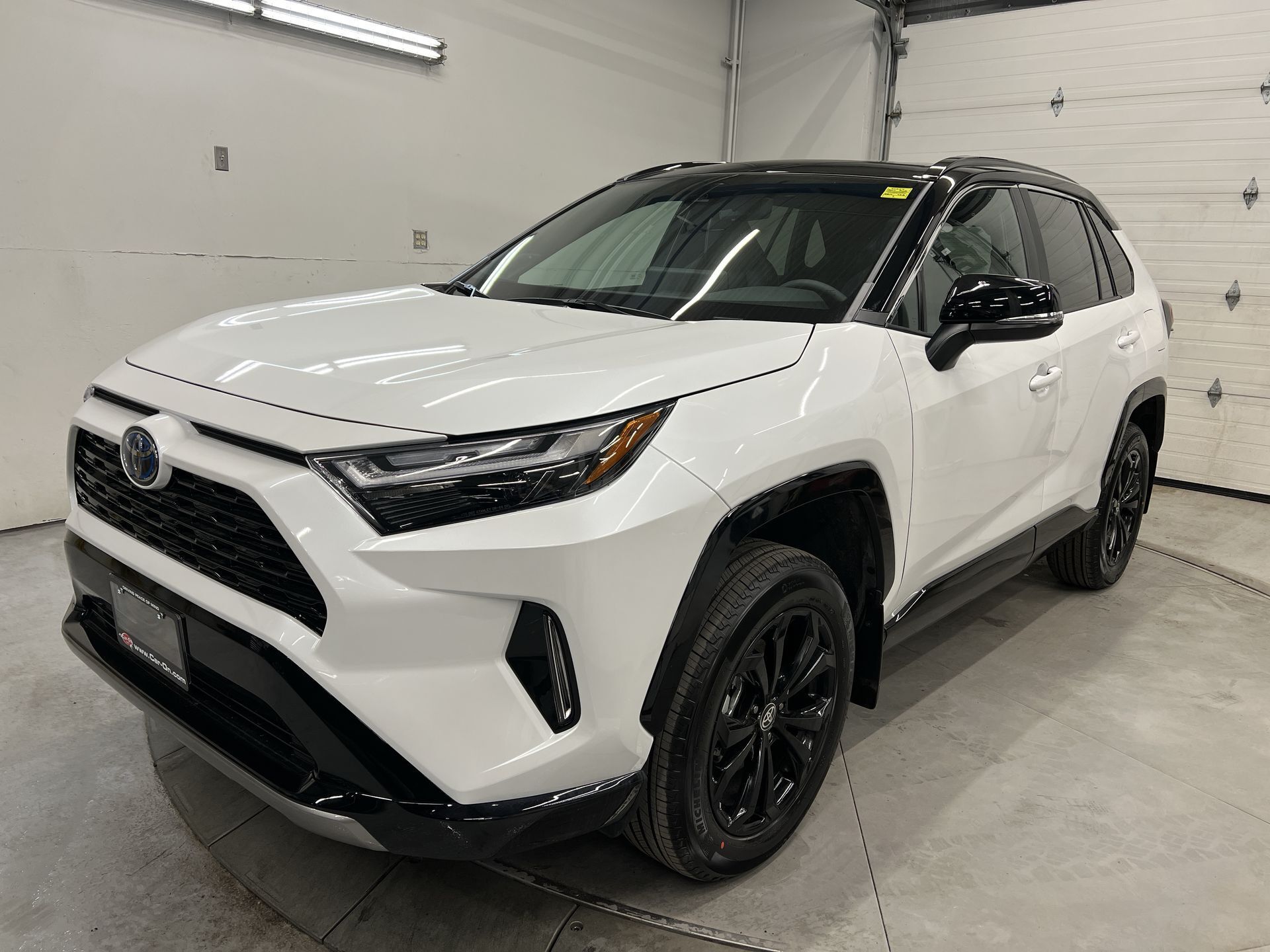 2024 Toyota RAV4 Hybrid XSE AWD | SUNROOF | HTD LEATHER | ONLY 1,000 KMS!