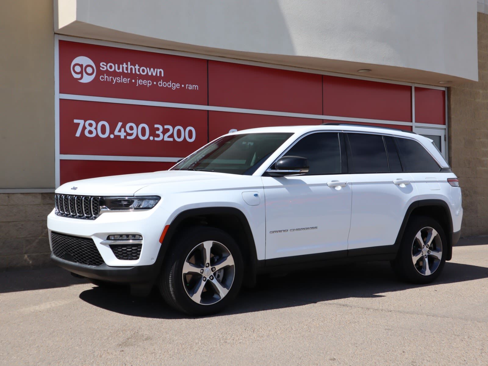 2022 Jeep Grand Cherokee 4xe 4XE IN BRIGHT WHITE EQUIPPED WITH A 2.0L TURBO I4 