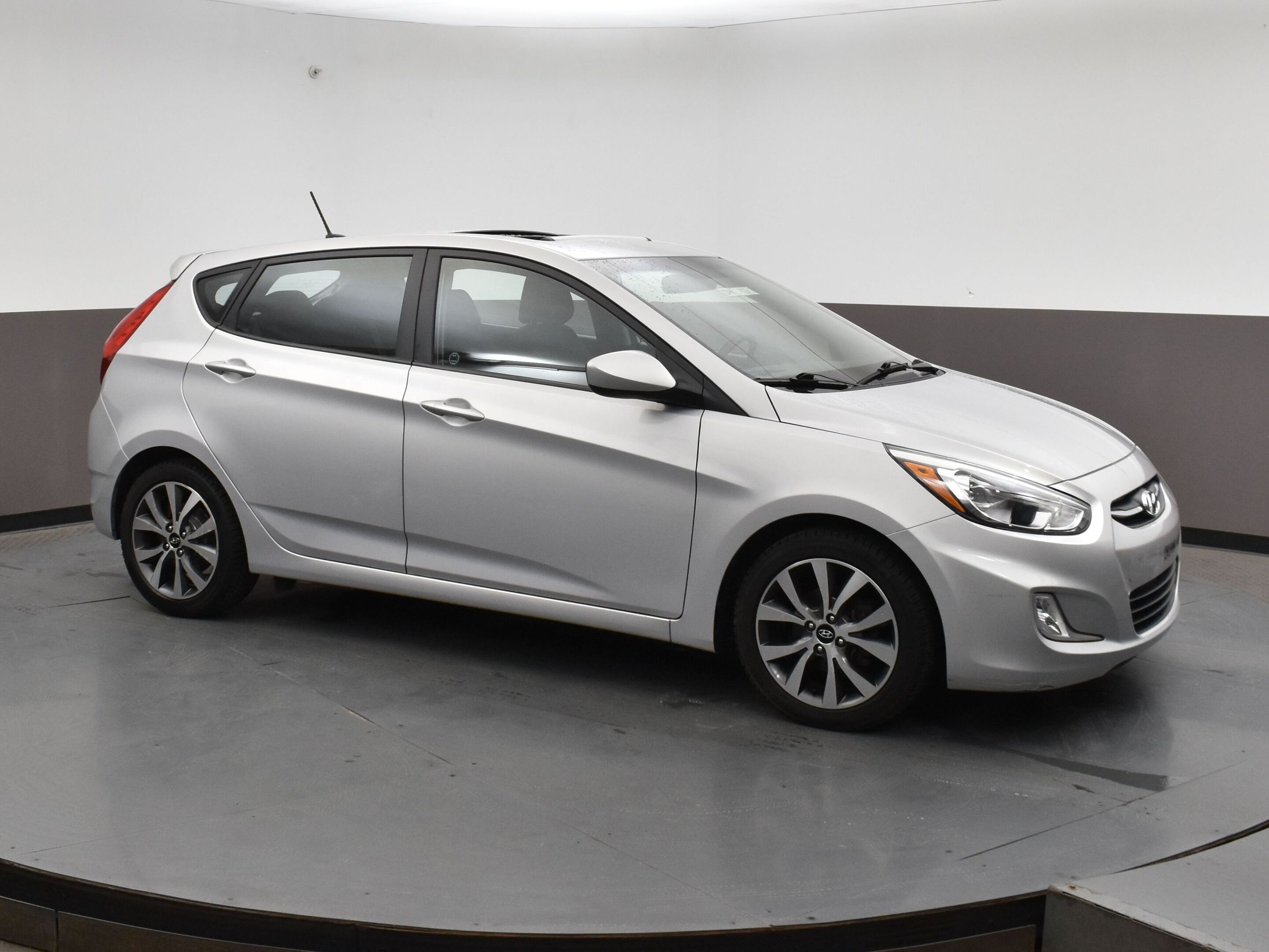2017 Hyundai Accent SE Hatch & Fully Certified Sunroof, Alloys, heated
