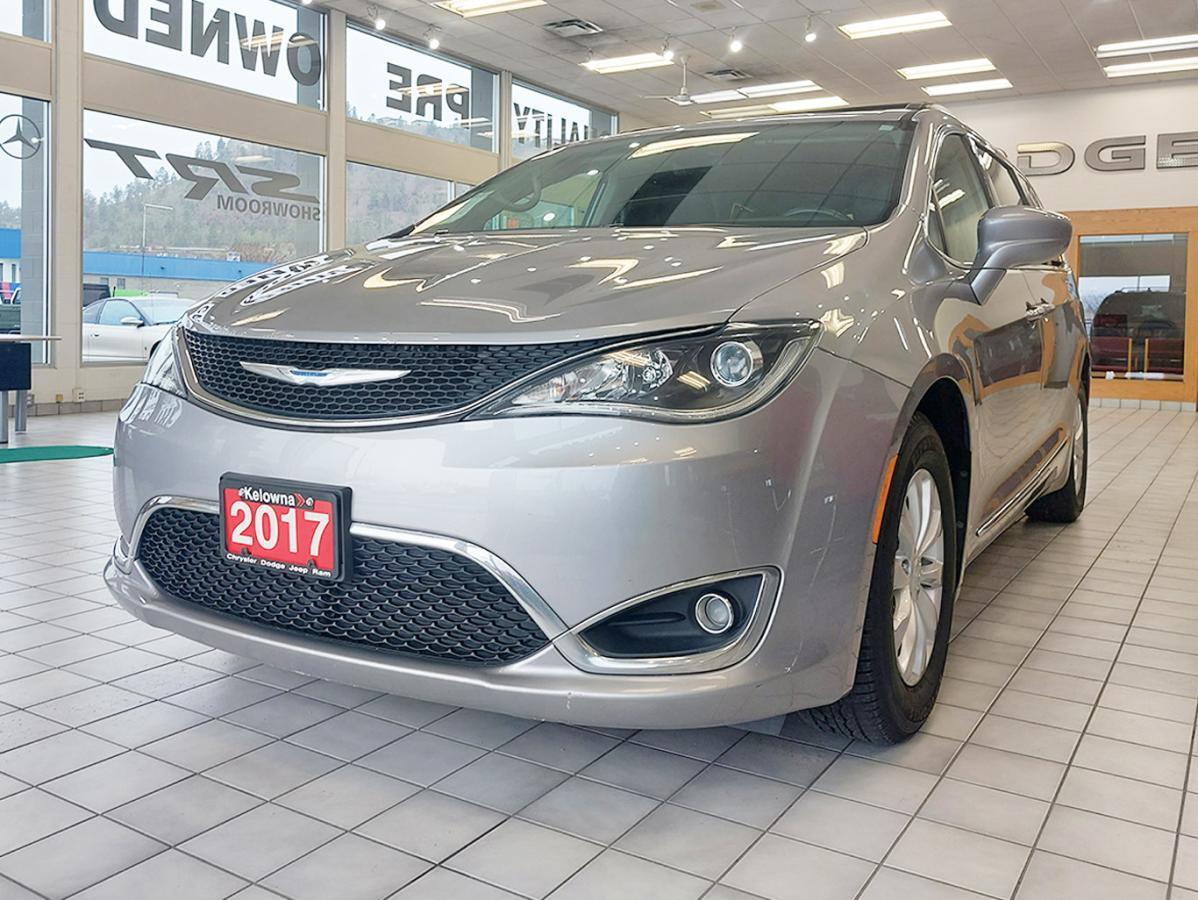 2017 Chrysler Pacifica Touring-L!! LUXURY FOR THE WHOLE FAMILY!! LOW KMS!