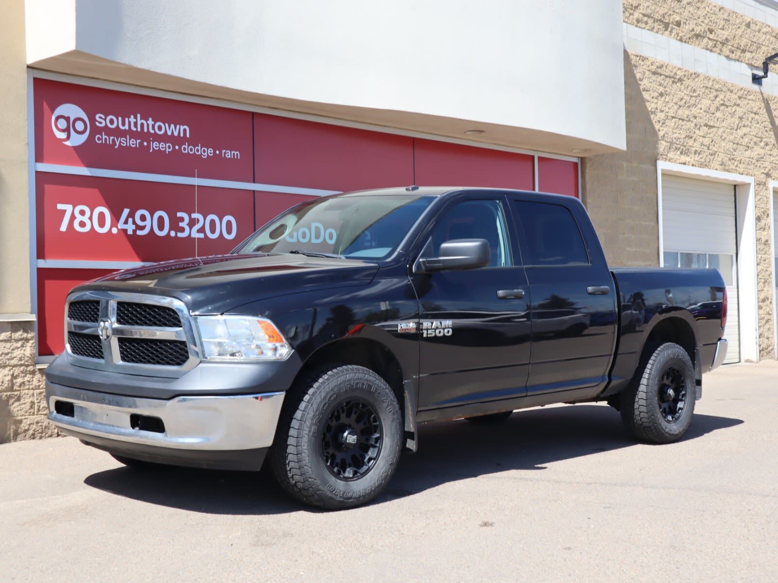 2015 Ram 1500 SXT IN BRILLIANT BLACK EQUIPPED WITH A 5.7L HEMI V