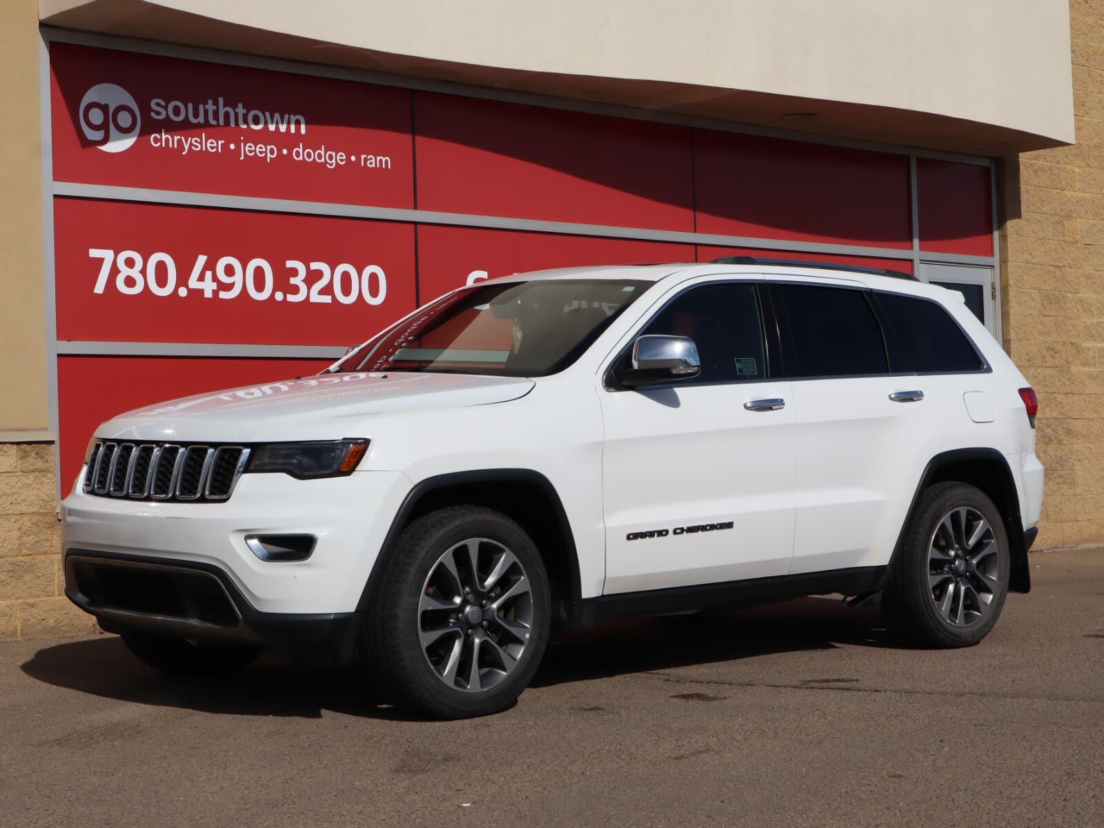 2018 Jeep Grand Cherokee LIMITED IN BRIGHT WHITE EQUIPPED WITH A 3.6L V6 , 