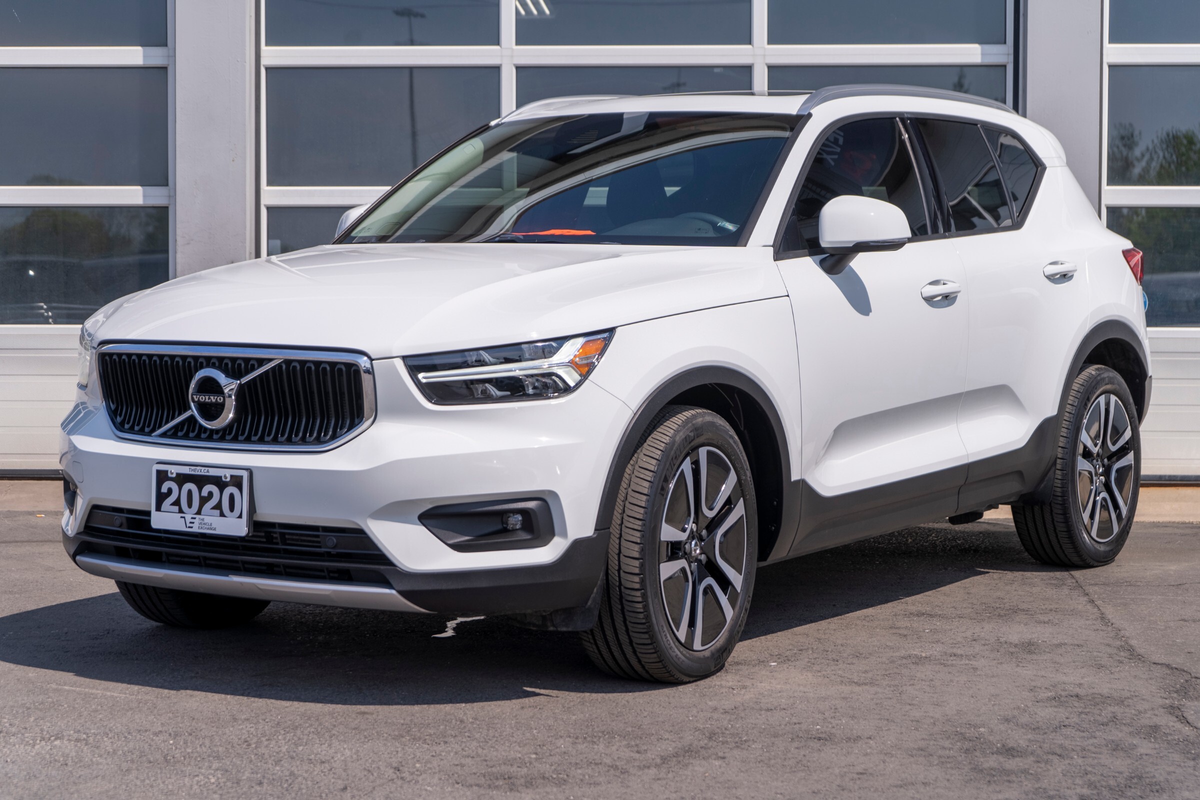 2020 Volvo XC40 T5 Momentum| AWD| Leather| Roof| Htd Seats| B Cam 