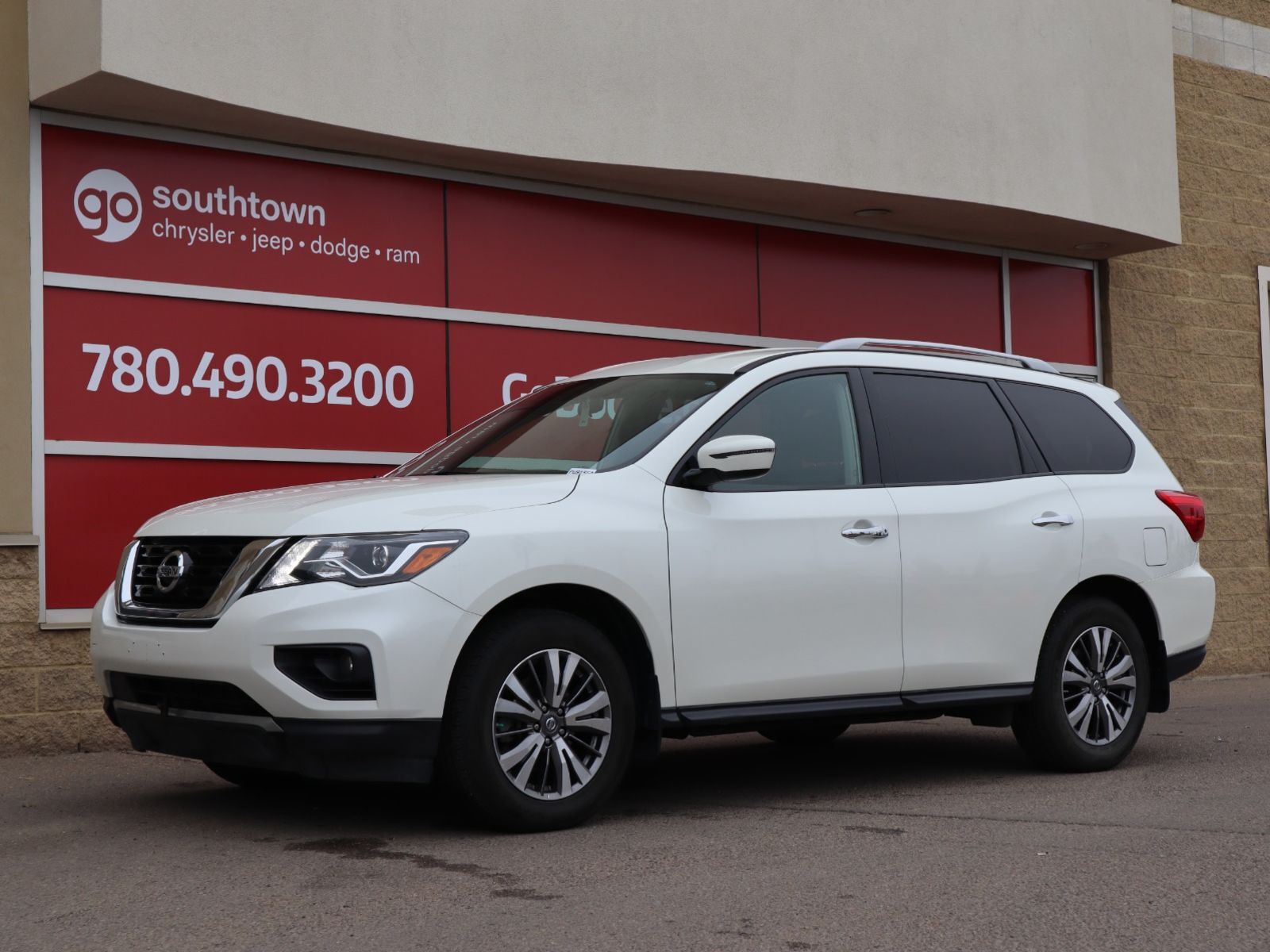 2019 Nissan Pathfinder  S IN WHITE EQUIPPED WITH A 284HP 3.5L V6 , 4X4 , 