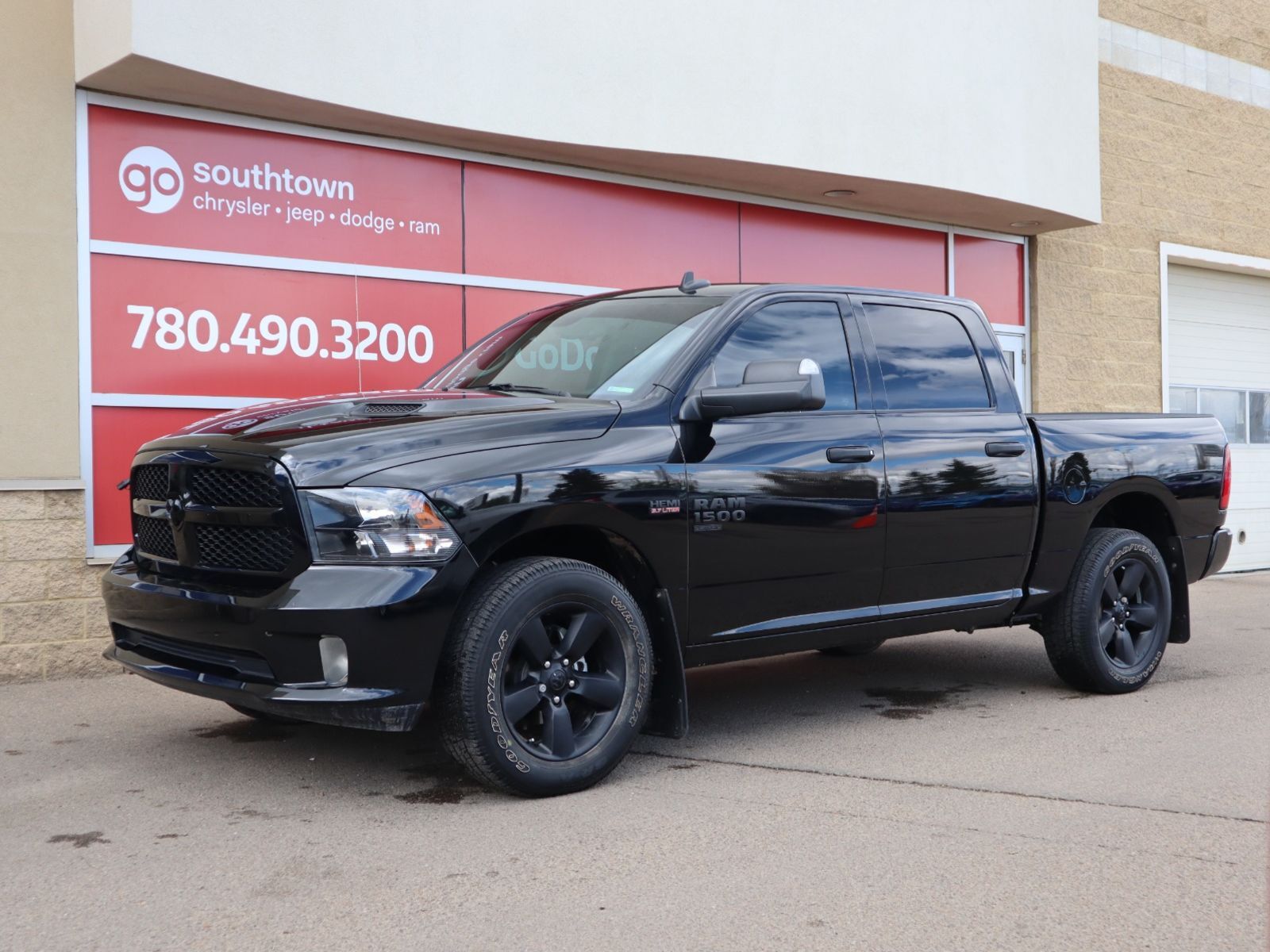2022 Ram 1500 Classic EXPRESS IN DIAMOND BLACK EQUIPPED WITH A 5.7L HEMI
