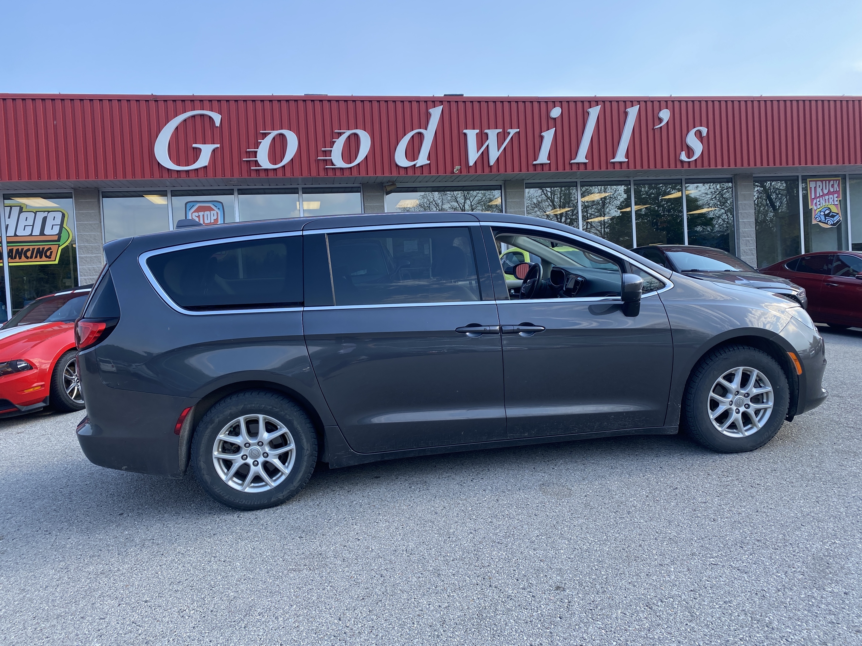 2017 Chrysler Pacifica TOURING, 7 PASS, CLEAN CARFAX, DECENT MILEAGE!