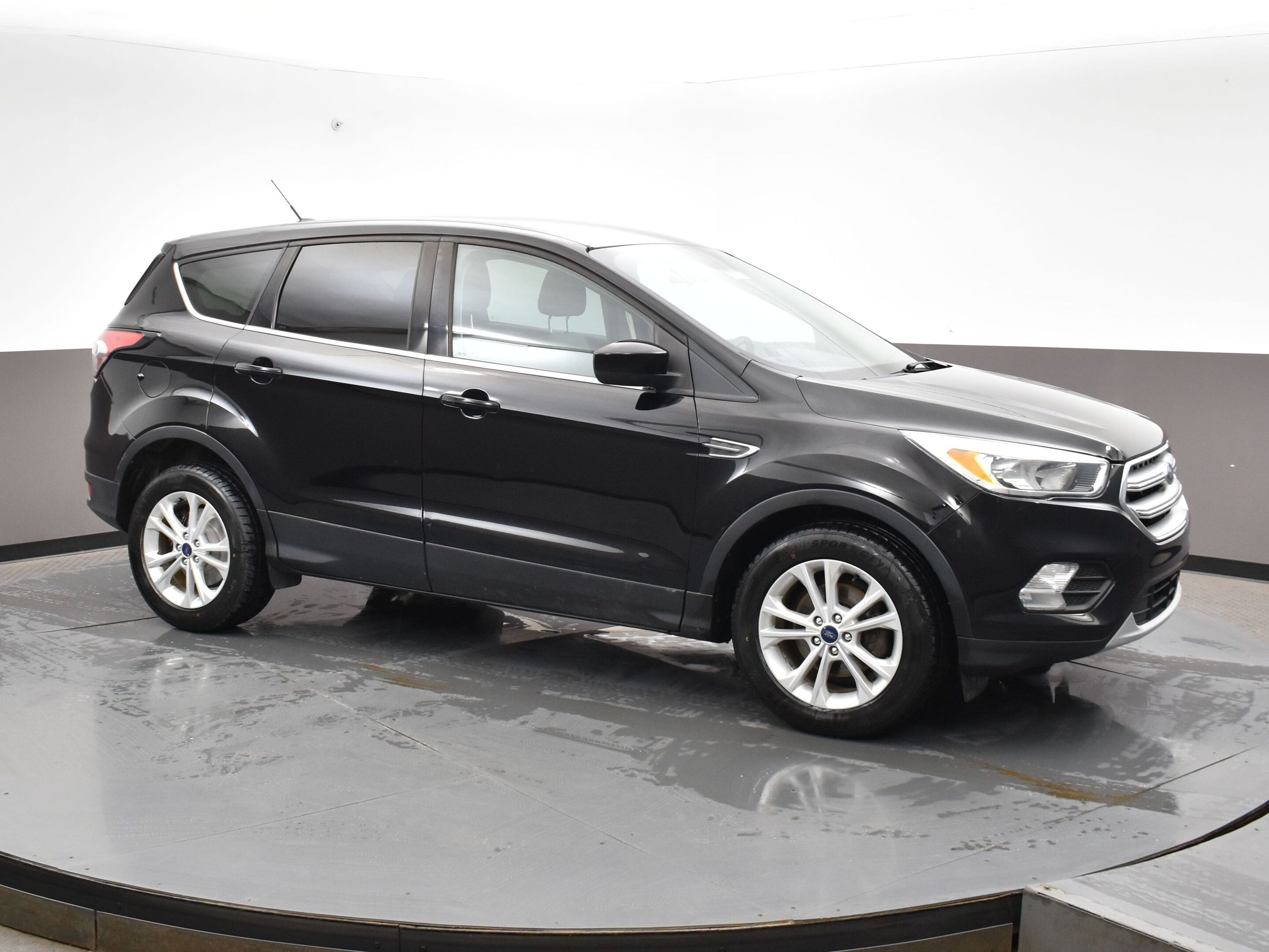 2017 Ford Escape SE FWD Heated Seats, Bluetooth, Back up camera, he