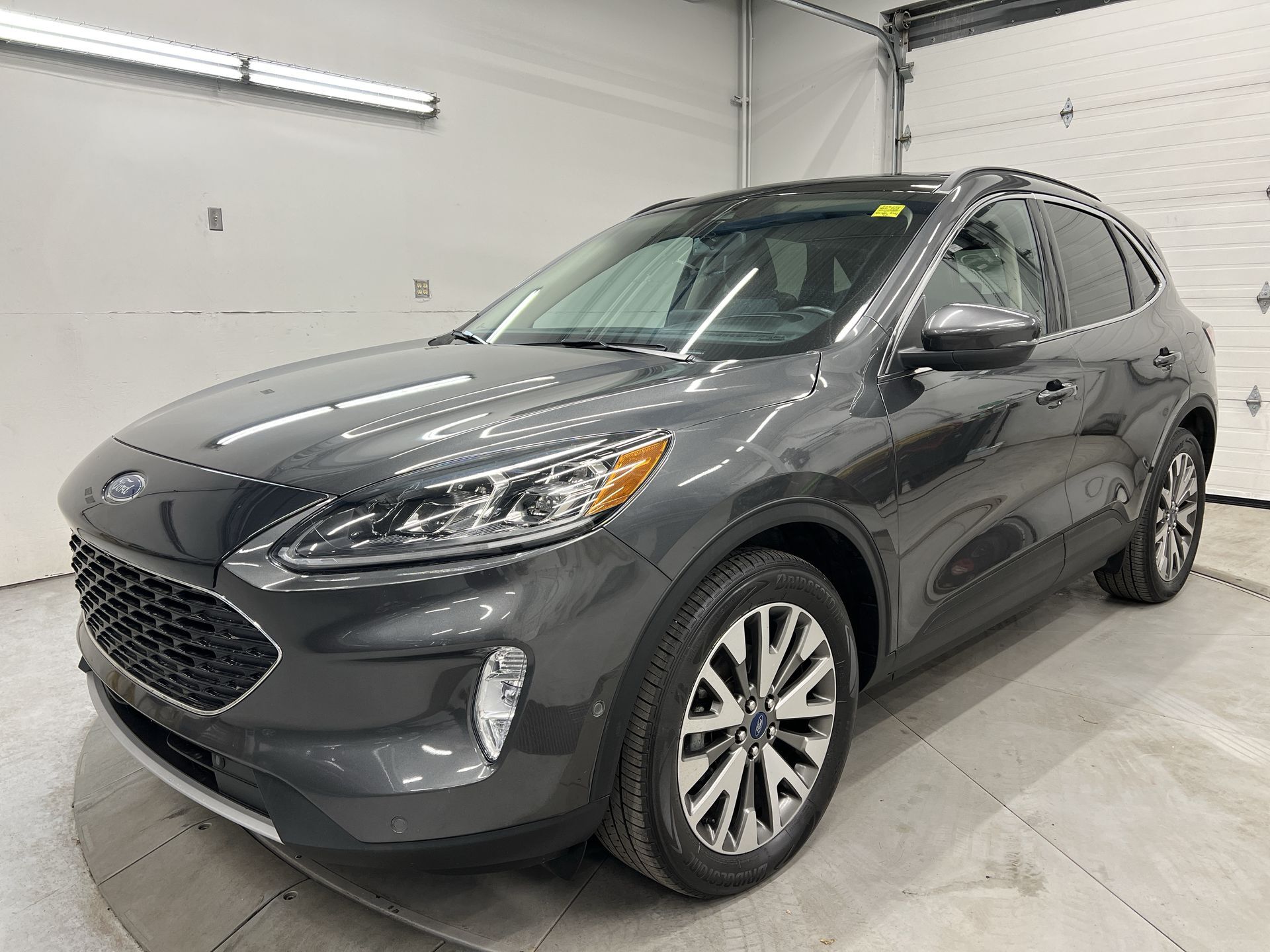 2020 Ford Escape HYBRID TITANIUM AWD| PANO ROOF | HTD LEATHER | HUD