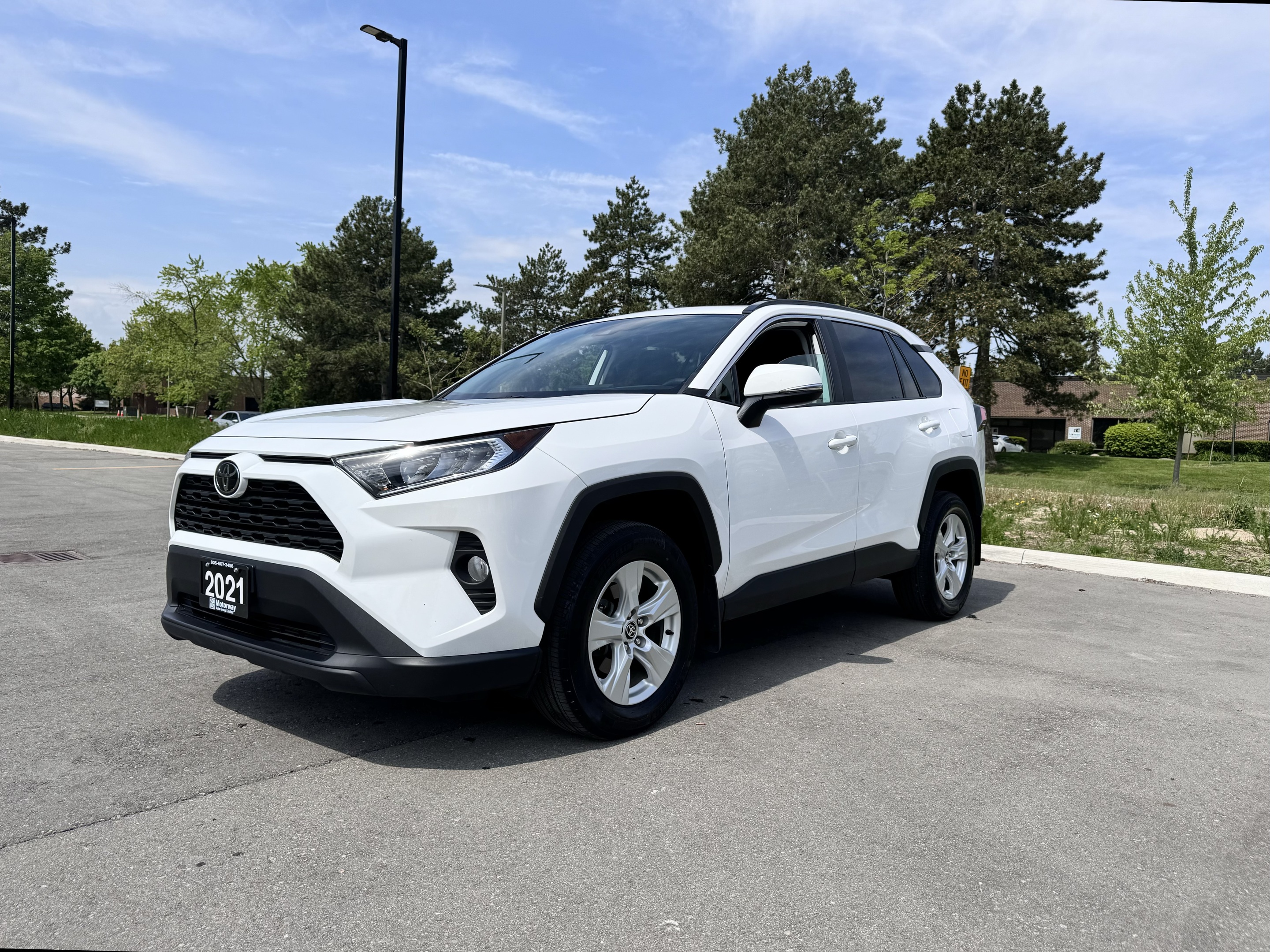 2021 Toyota RAV4 XLE FWD/One owner/rear view camera