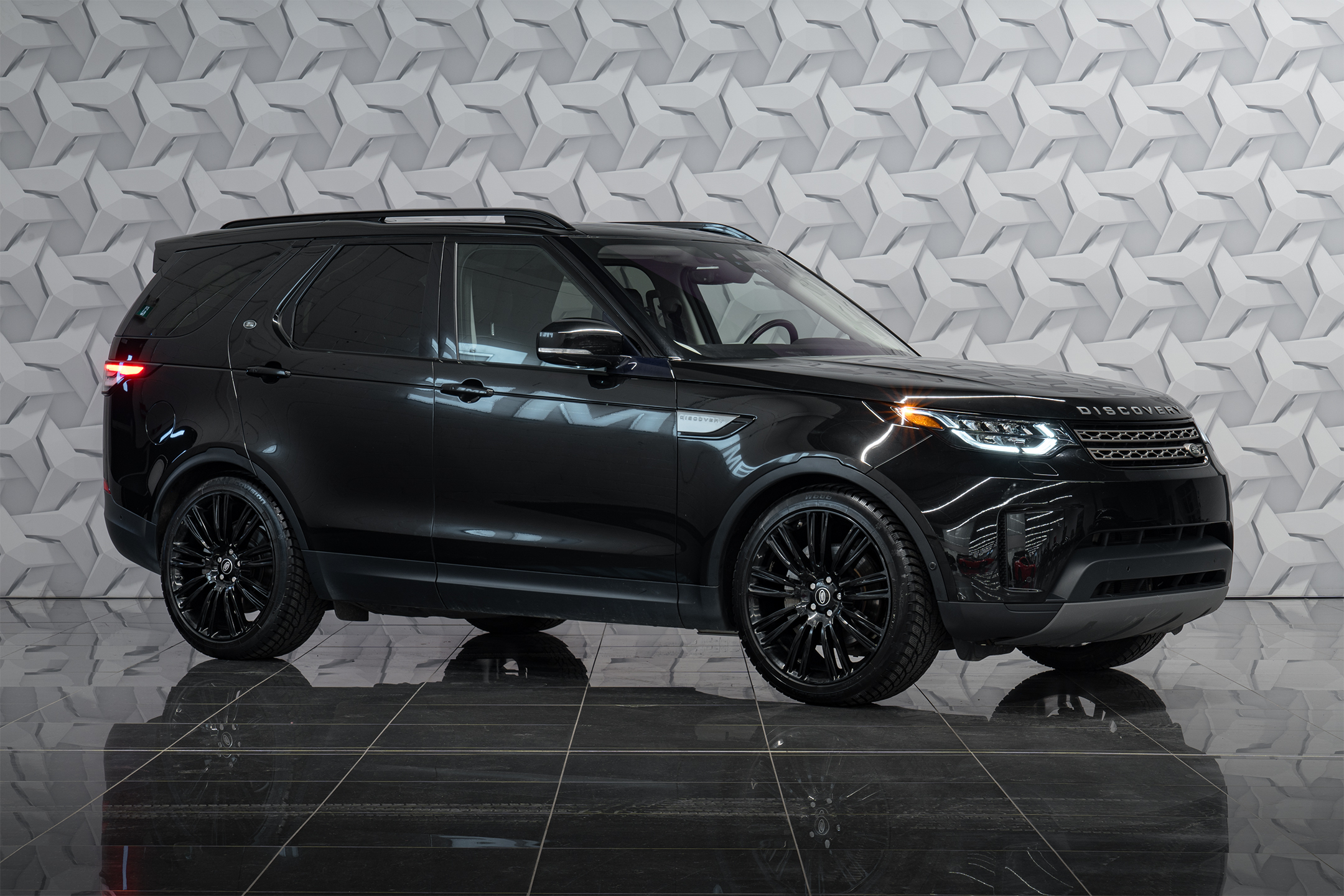 2019 Land Rover Discovery TRIPLE BLACK | 7 PASSENGER | MUST SEE