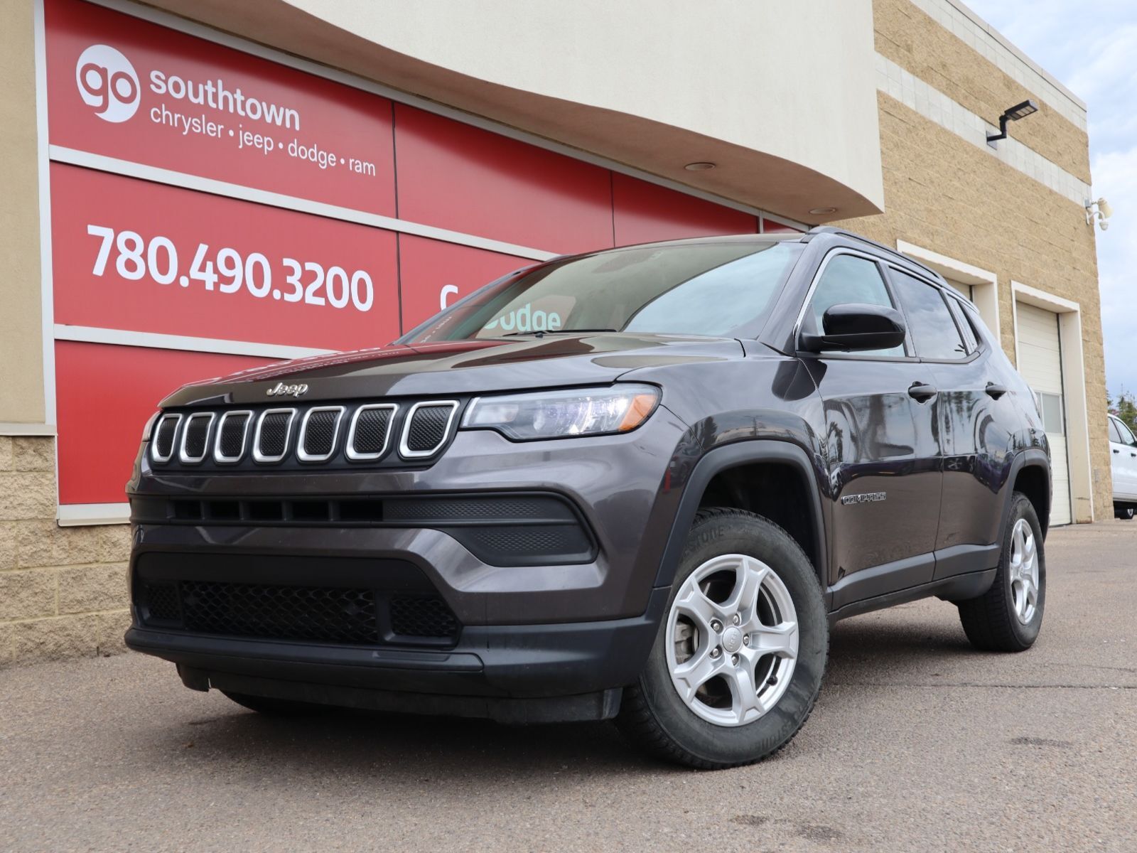 2022 Jeep Compass SPORT IN GRANITE METALLIC EQUIPPED WITH A 2.4L MUL