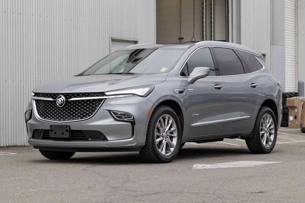 2023 Buick Enclave AVENIR AWD Demo Unit + Clearance Pricing! / 