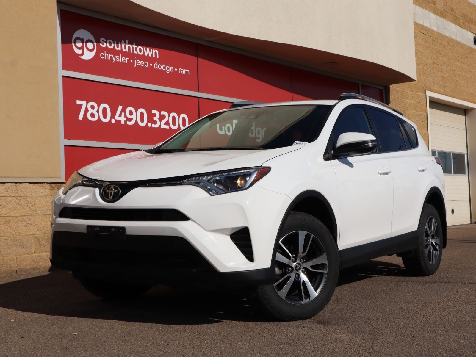 2018 Toyota RAV4 LE IN WHITE EQUIPPED WITH A 176HP 2.5L I4 , AWD , 