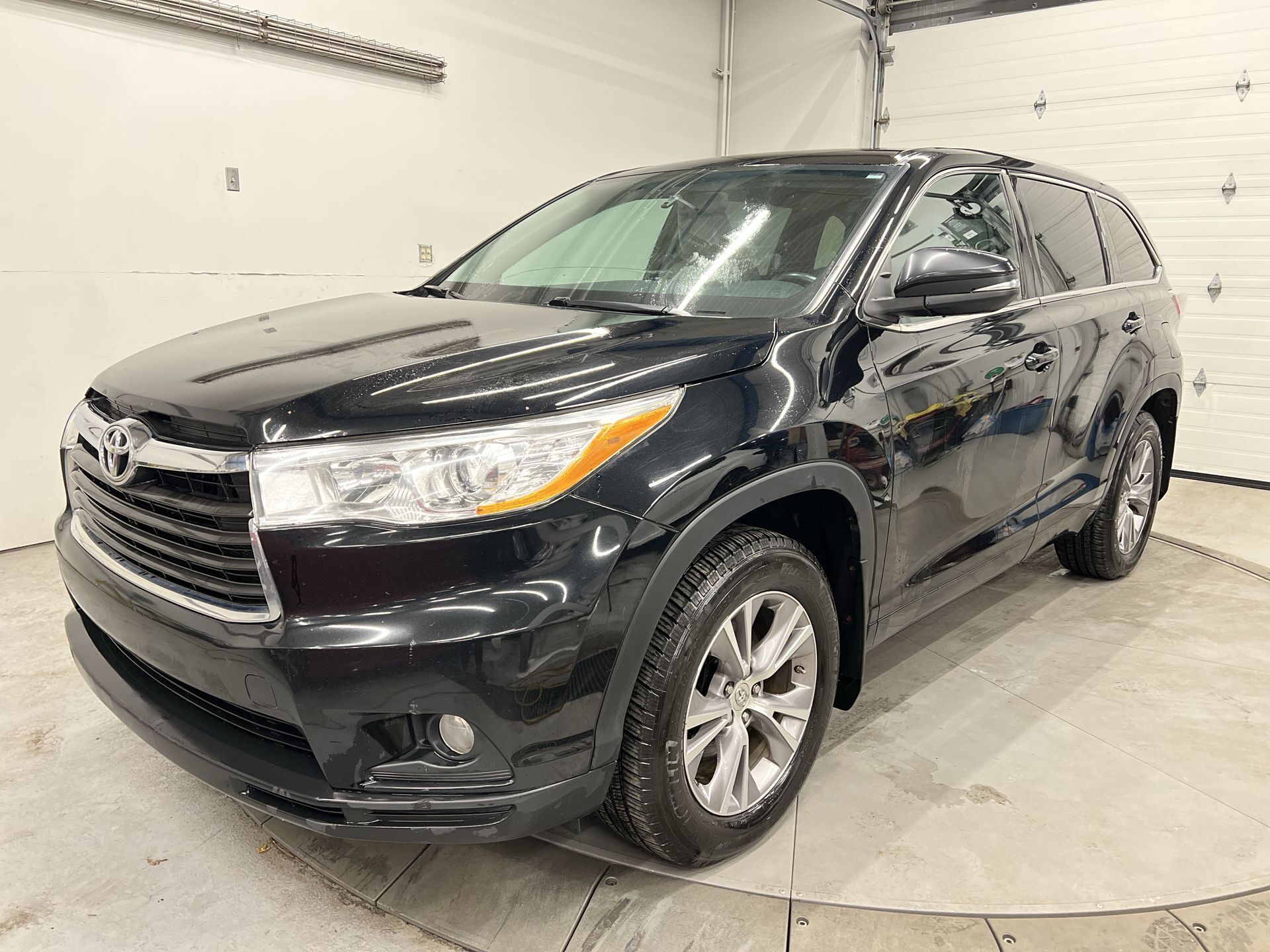 2015 Toyota Highlander AWD| HTD SEATS| REAR CAM | PWR LIFTGATE | LOW KMS!