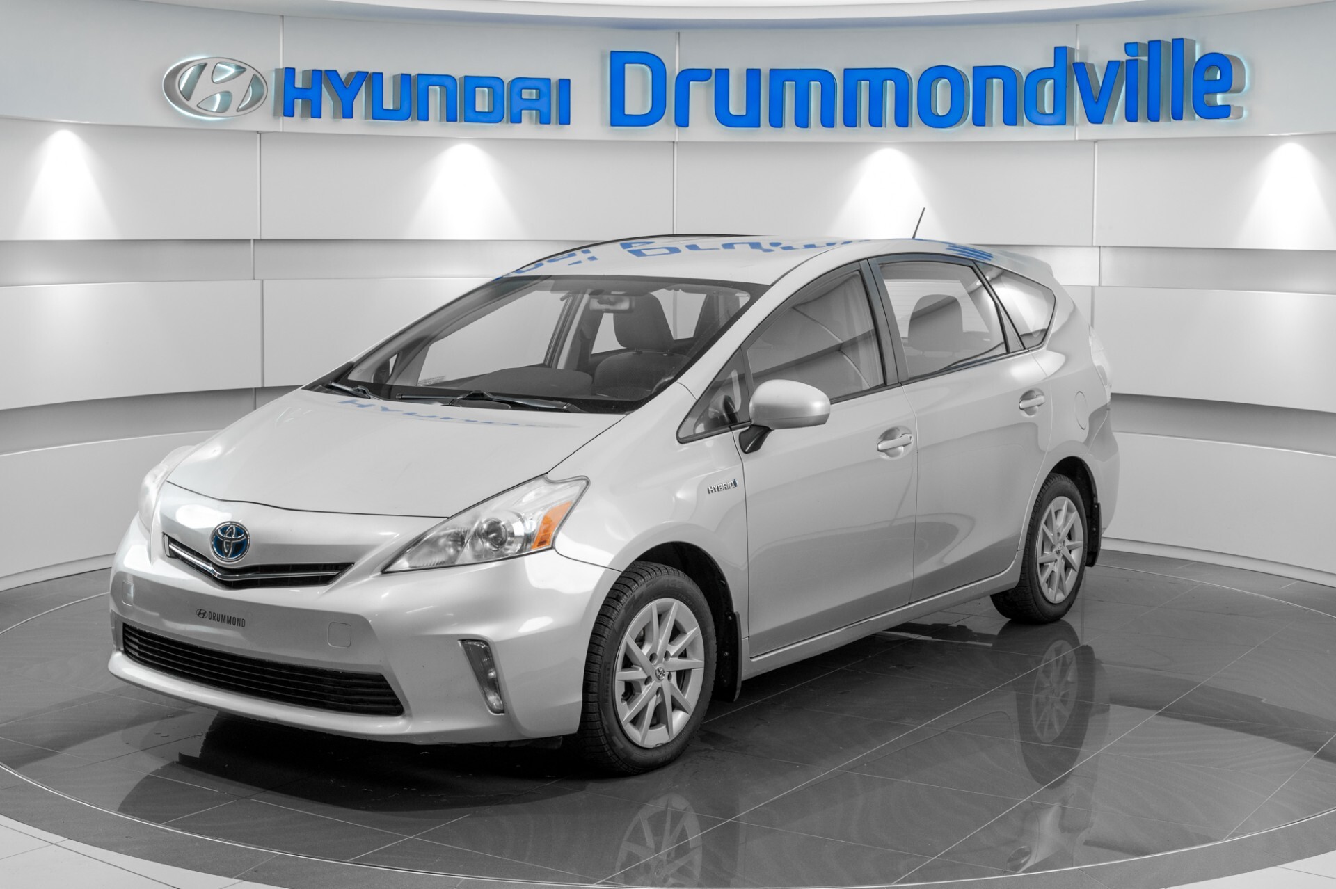 2014 Toyota Prius v CAMERA + A/C + MAGS + CRUISE + WOW !!