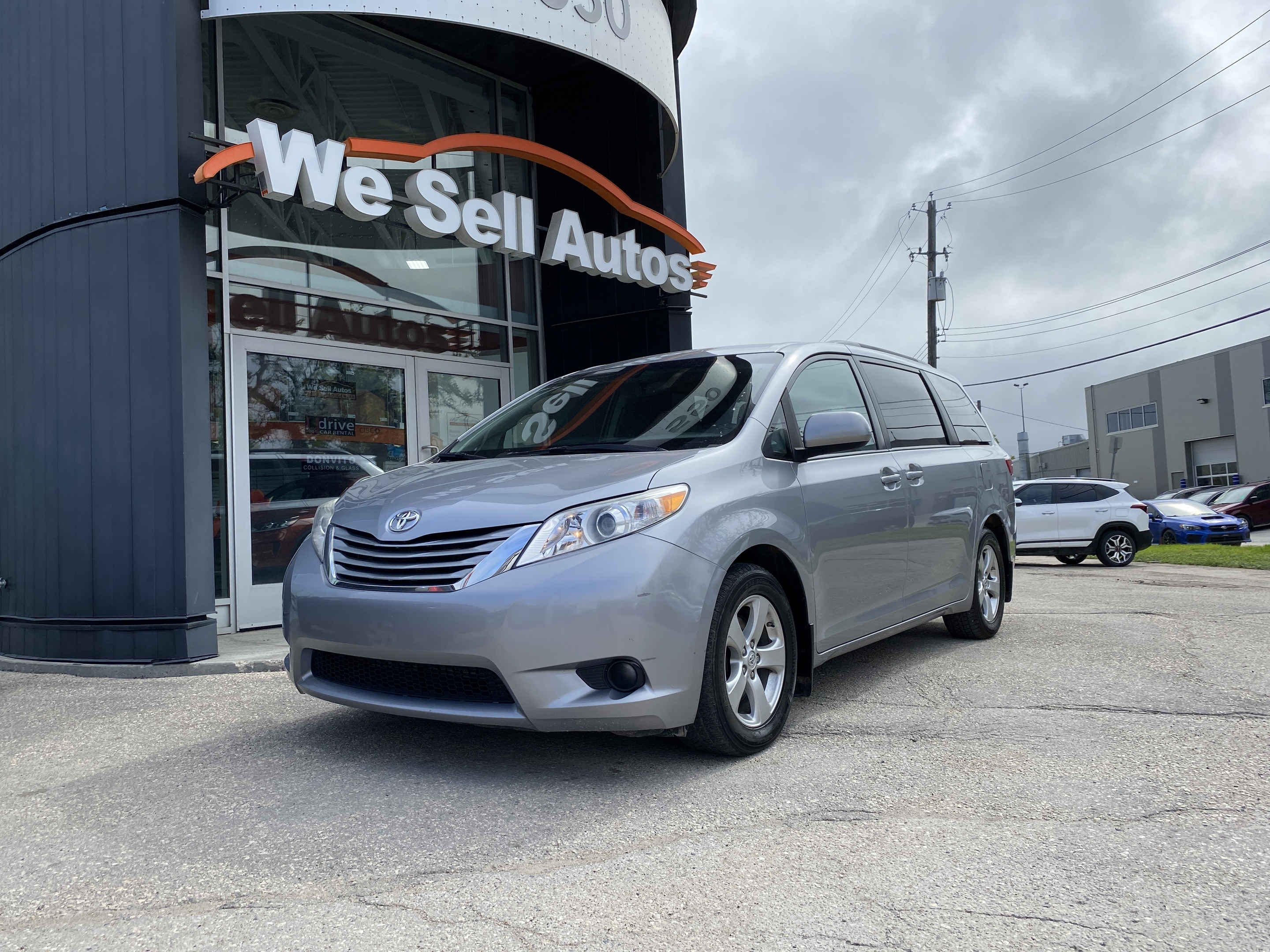 2017 Toyota Sienna LE 8-Passenger w/Tri-Zone Climate & Heated Seats