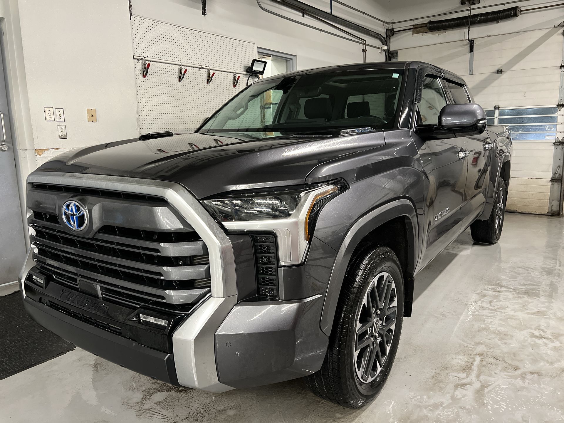 2023 Toyota Tundra LIMITED HYBRID| PANO ROOF | LEATHER | 14-IN SCREEN