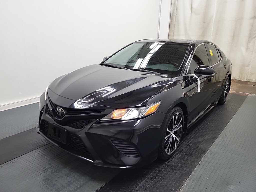 2020 Toyota Camry SE / Automatic / Leather / Sunroof / Alloys / One 