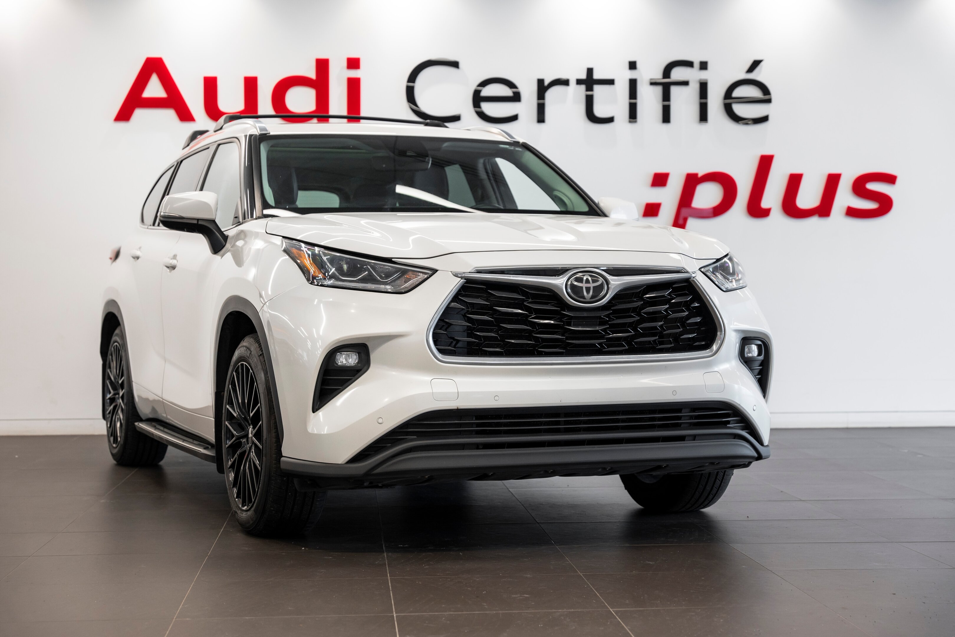 2020 Toyota Highlander Limited/awd/black package/2 sets de mags