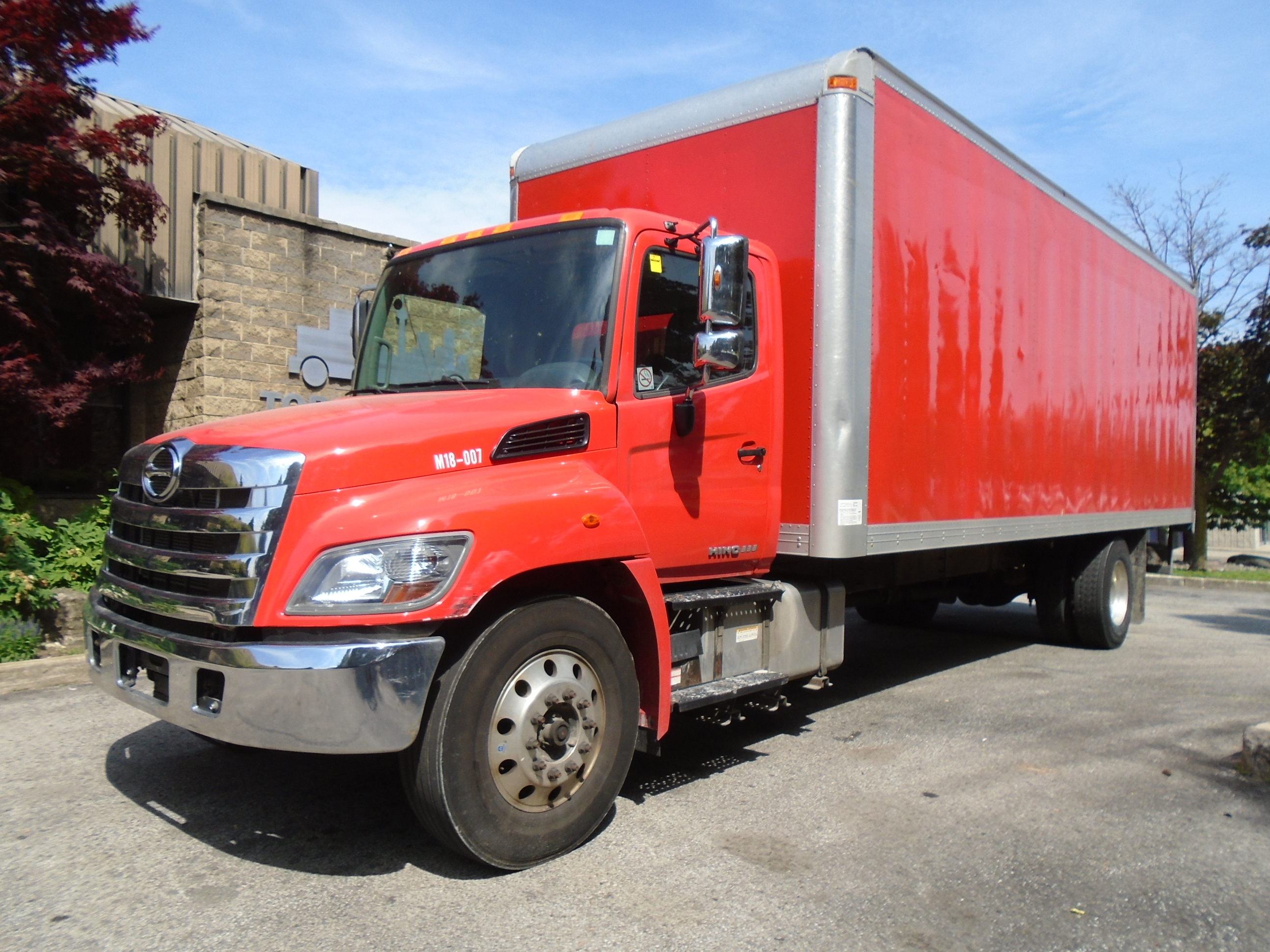 2018 Hino 338 Clean 26ft dry box,Automatic,Hydraulic brakes.