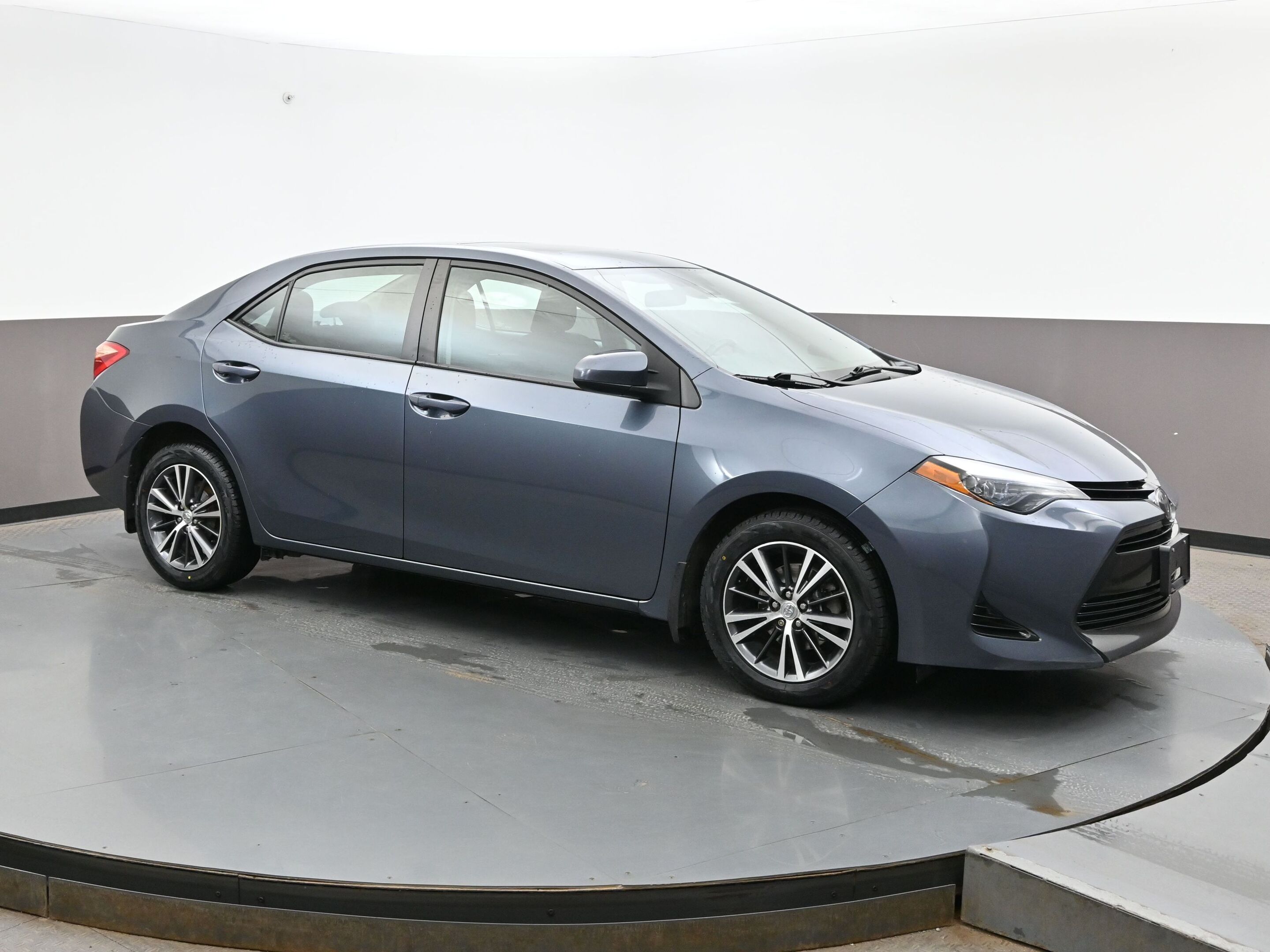 2018 Toyota Corolla LE Auto, A/C, Sunroof, Just Traded in, Clean Car F
