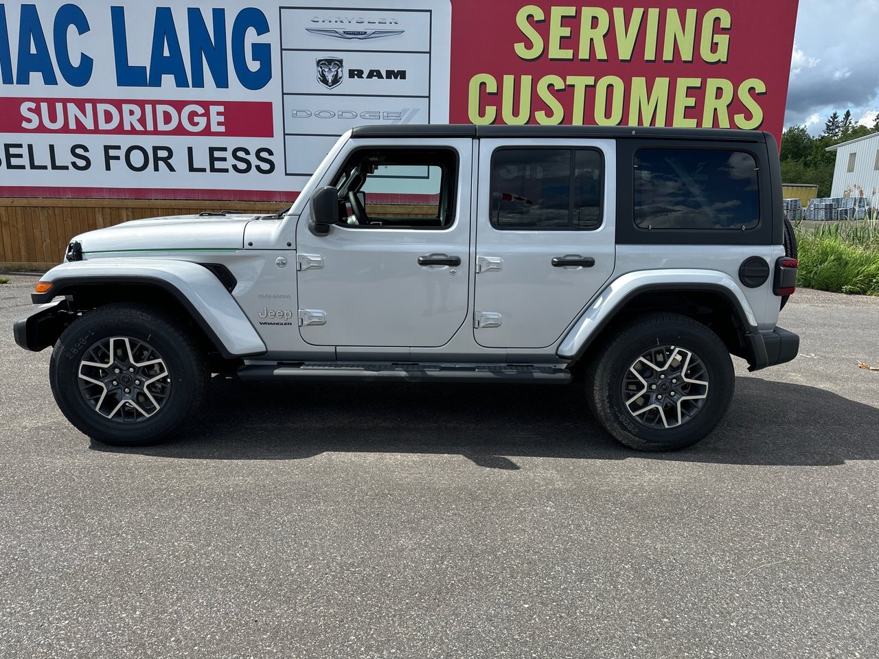 2024 Jeep Wrangler SAHARA 