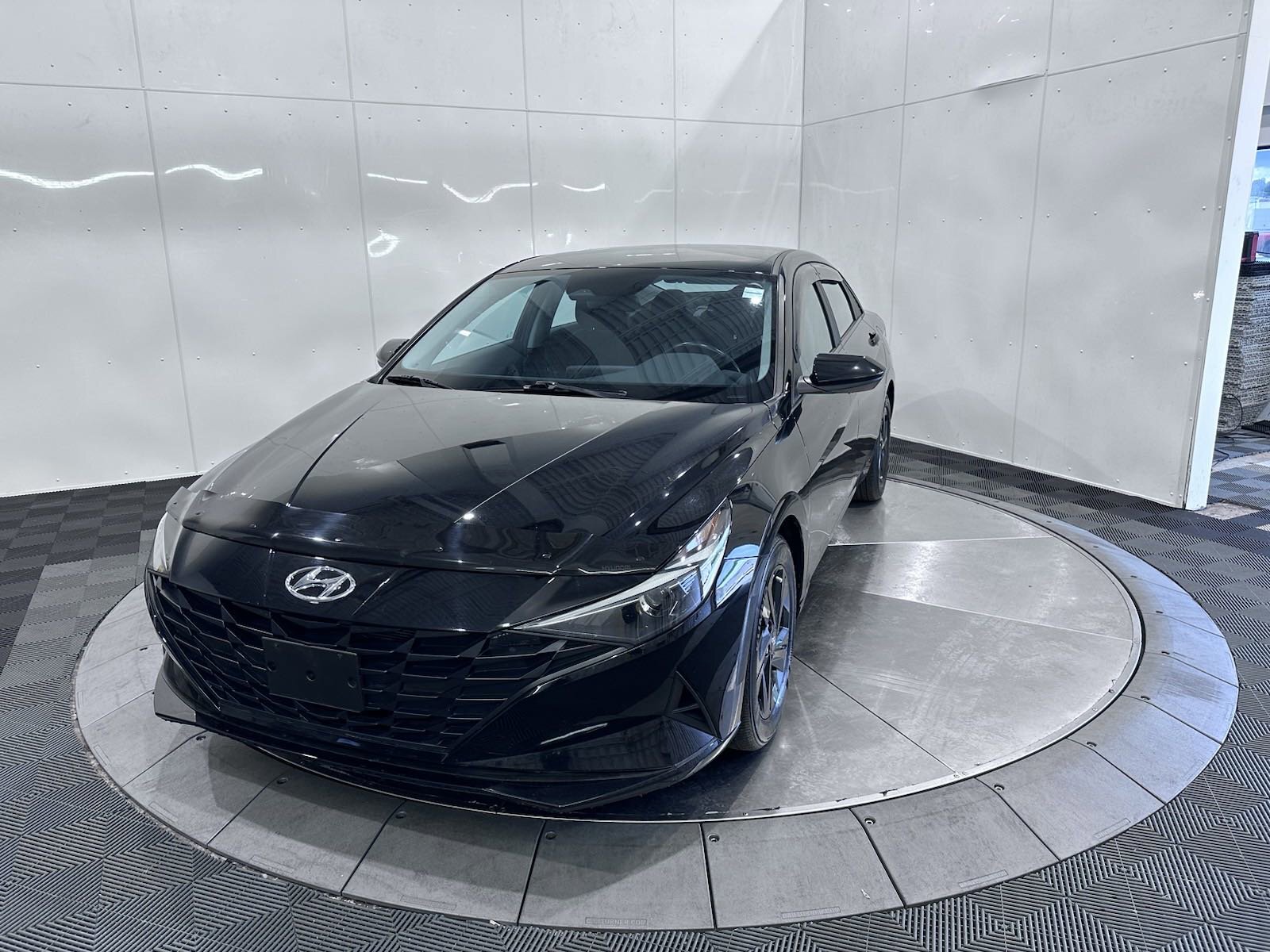 2022 Hyundai Elantra Preferred | CarPlay | Reverse Cam 